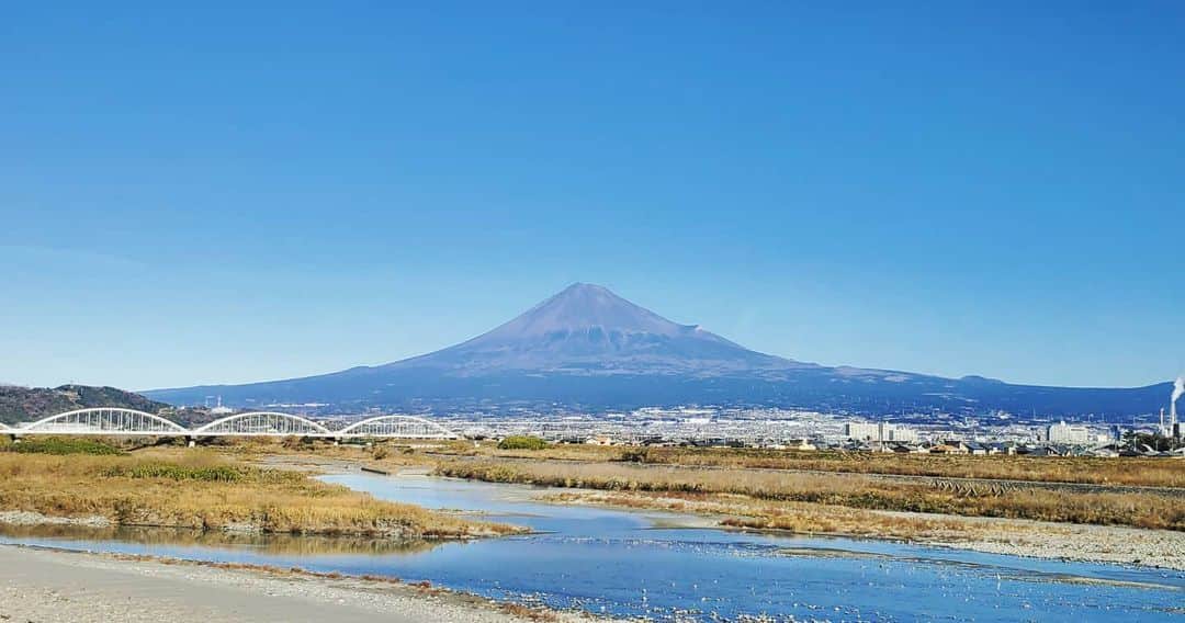 竹内弘一のインスタグラム：「富士山、雪積もってない！ 思わず手をあわせて拝んでしまいました。 一世一代のお仕事行ってきます！ ドキドキ！」