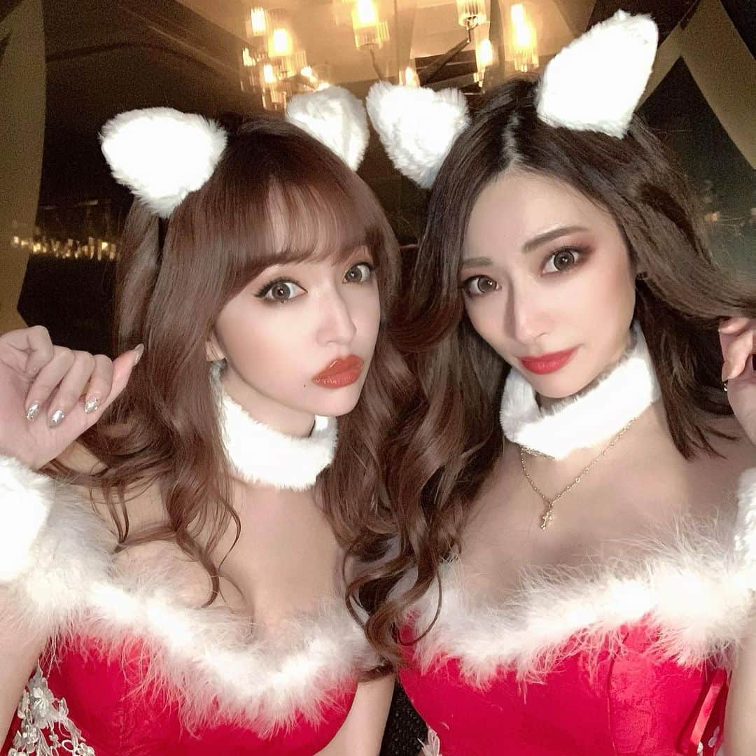 華沢友里奈のインスタグラム：「猫サンタさん❤️ 今回かなえちゃんと着てた サンタさんは @dress_sugar   @rina__sakurai  のコラボサンタだよ❤️  もうすぐクリスマス〜❤️  #サンタ　#猫サンタ #sugar #followｍe」