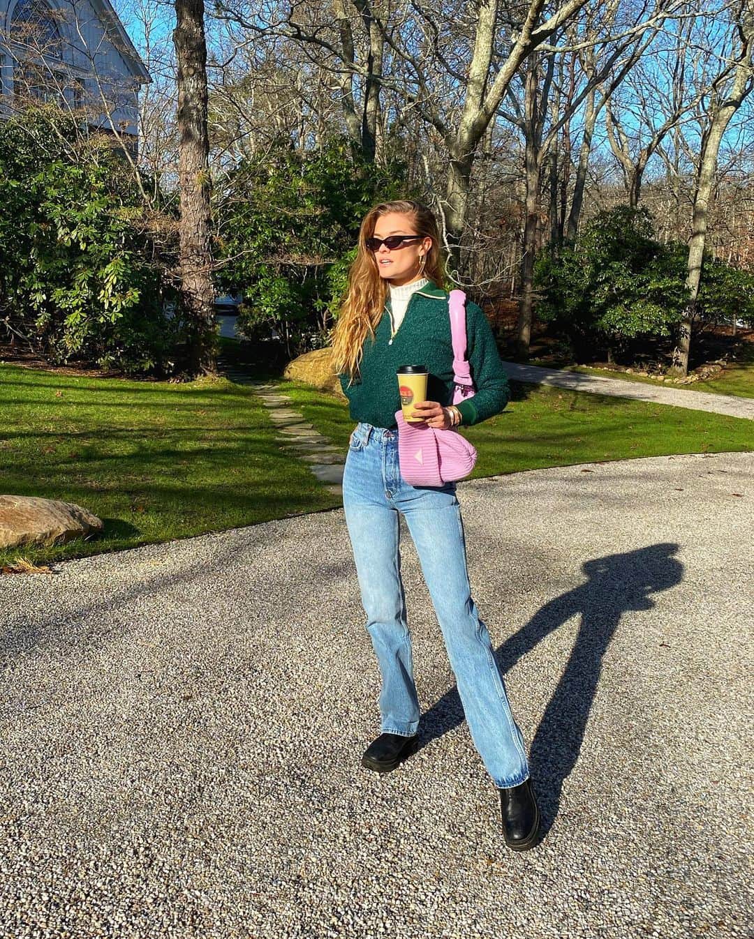 ニーナ・アグダルのインスタグラム：「This outfit (and coffee) makes me happy @shopbop ☕️💕 Do you dress depending on how you feel — or how you wanna to feel?」