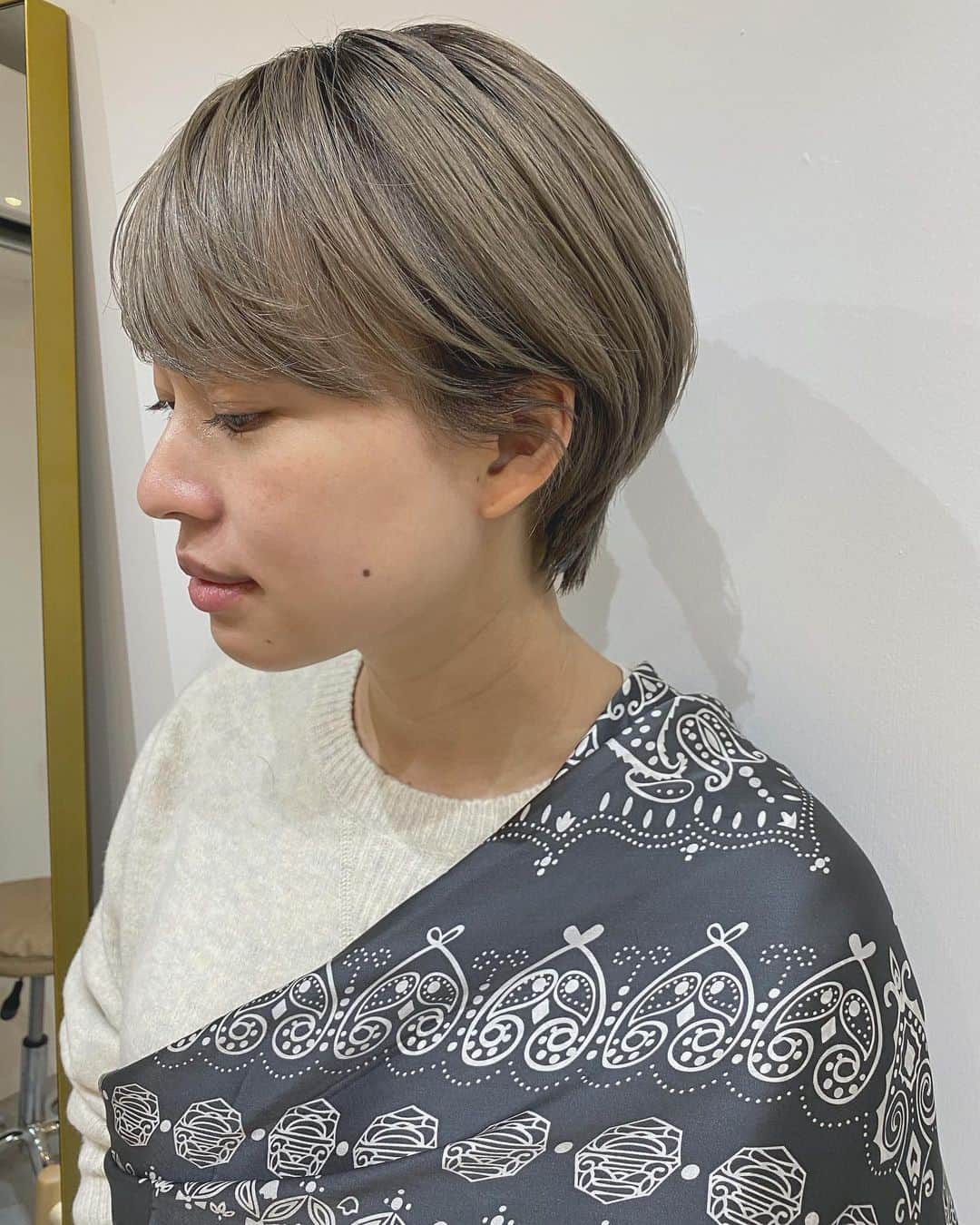 野口和弘のインスタグラム：「ハイトーンマッシュショート。 . 今日は定休日です。 . 明日以降のご予約お待ちしております。 .  平日  11:00〜20:00 土日祝  10:00〜19:00 月曜定休 TEL  03-6805-0644 http://cieca.jp . #cieca. #ciecanoguchi  #hair #hairstyle #fashion  #ショートボブ #ヘアスタイル #ヘアカラー #フォロー #表参道 #美容室」