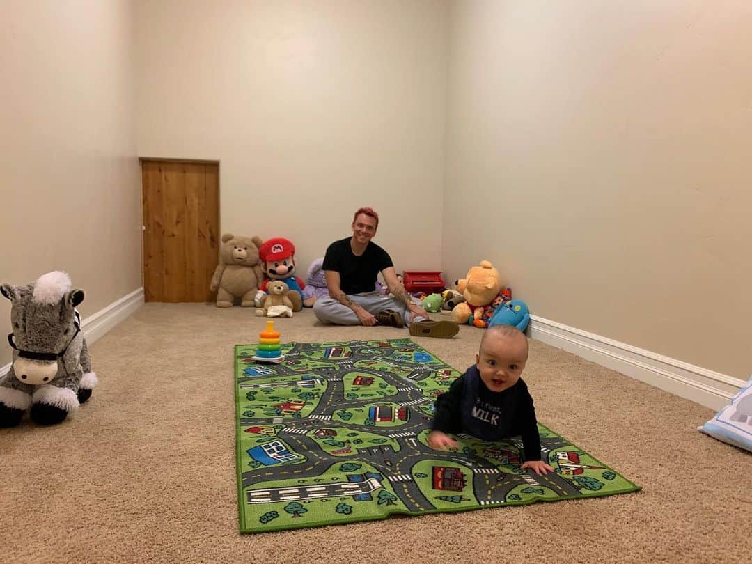 ロジックのインスタグラム：「Setting up the playroom」