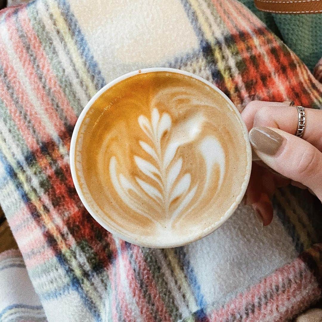 𝙺𝚢𝚘𝚔𝚘のインスタグラム：「Latte ☕︎ チェックとカフェラテ冬って感じ☺️w . . . #latte#cafe#bondicafe #ラテアート」