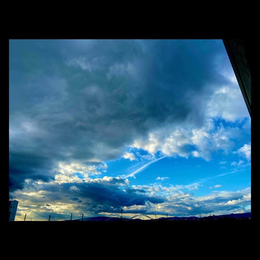 近藤頌利のインスタグラム：「good morning!!  実家から見た空。 青空が乗っ取られる  #shoristagram #しょりすたぐらむ #近藤頌利」