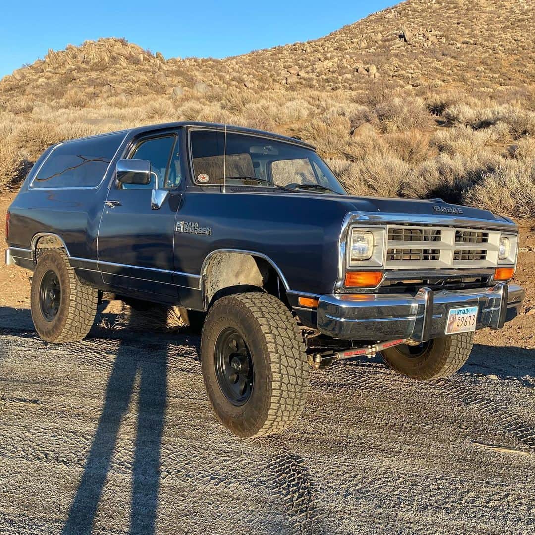 ストーン・コールド・スティーブ・オースチンのインスタグラム：「Cranked up the 1988 Dodge Ramcharger and hit the backroads. Been meaning to get my Ram put back on the hood. We used to run the skull on the hood when we were filming Broken Skull Challenge. #dodge #ramcharger #1988 #ziebartrustprotection  28,000 OG miles OG paint  #318motor」