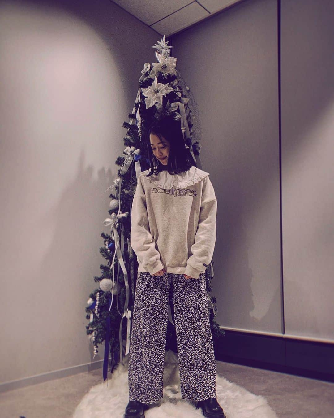 中江友梨さんのインスタグラム写真 - (中江友梨Instagram)「クリスマスになると飾られるお喋りするツリー🌲が実家にあったんだ。ちっちゃい頃はあの子がいるからリビングに行くのが怖かったけど、今思うと面白かったのになぁ🎄  #顔怖かったんだもん #トイザラスで買った子」12月21日 10時50分 - yuri_tokyogirlsstyle