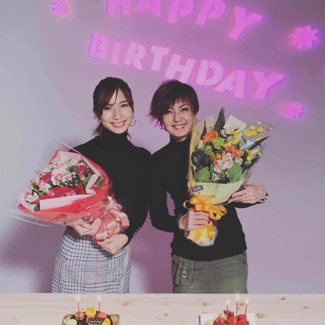 真矢さんのインスタグラム写真 - (真矢Instagram)「・ ・ アプリで撮ったぶりっ子真矢さん集🦹‍♀️ あなたはどのぶりっ子真矢さんがお好みでしたか？🤣  …改めまして、約1年ぶりのSTILL撮影会ありがとうございました🤗🎄💐  同じInwheel所属、しかも誕生日まで同じという運命感じる藤本真由ちゃん( @mayusuke25 )とカップリング❤️  控室でも話に花が咲きまくり🌸😁  最後は2人揃って皆さんにお祝いまでしていただき、幸せな年内最後のイベントとなりました☺️✨❤️  2021年は新たなスタートと共に、仕事もプライベートも充実して、目が回るぐらいの幸せを感じられるように、体調に気をつけながら(お年なもので🙄)頑張りたいと思います😤💪✨‼️  ご参加くださいました皆様、TwitterのDMを年内開放しておりますので、お写真送ってくださいね😉👌  それでは皆様も良い年を迎えてください😌✨  来年もよろしくお願い致します🥺✨  ✴︎ ✴︎ #still撮影会 #photosession #studiostill #渋谷の丘の上 #たまにモデル #元レースクイーン #今は裏方さん #チームマネージャー #真矢 #maya @smile_mayaya  #christmasbaby #もうすぐ誕生日  #藤本真由 #mayufujimoto @mayusuke25 #inwheel」12月21日 10時42分 - smile_mayaya