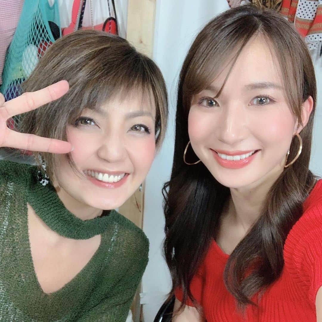 真矢さんのインスタグラム写真 - (真矢Instagram)「・ ・ アプリで撮ったぶりっ子真矢さん集🦹‍♀️ あなたはどのぶりっ子真矢さんがお好みでしたか？🤣  …改めまして、約1年ぶりのSTILL撮影会ありがとうございました🤗🎄💐  同じInwheel所属、しかも誕生日まで同じという運命感じる藤本真由ちゃん( @mayusuke25 )とカップリング❤️  控室でも話に花が咲きまくり🌸😁  最後は2人揃って皆さんにお祝いまでしていただき、幸せな年内最後のイベントとなりました☺️✨❤️  2021年は新たなスタートと共に、仕事もプライベートも充実して、目が回るぐらいの幸せを感じられるように、体調に気をつけながら(お年なもので🙄)頑張りたいと思います😤💪✨‼️  ご参加くださいました皆様、TwitterのDMを年内開放しておりますので、お写真送ってくださいね😉👌  それでは皆様も良い年を迎えてください😌✨  来年もよろしくお願い致します🥺✨  ✴︎ ✴︎ #still撮影会 #photosession #studiostill #渋谷の丘の上 #たまにモデル #元レースクイーン #今は裏方さん #チームマネージャー #真矢 #maya @smile_mayaya  #christmasbaby #もうすぐ誕生日  #藤本真由 #mayufujimoto @mayusuke25 #inwheel」12月21日 10時42分 - smile_mayaya