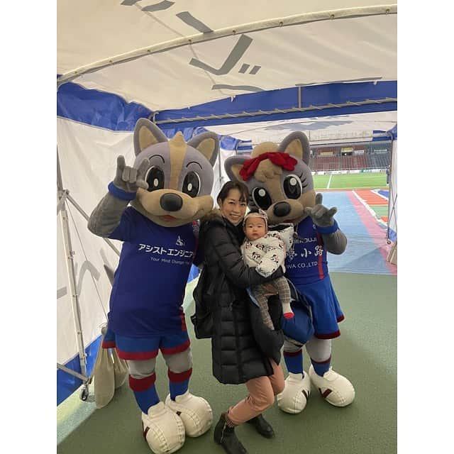 山田真以さんのインスタグラム写真 - (山田真以Instagram)「2020シーズンが終了しました⚽️ コロナでイレギュラーなシーズンとなり難しいことも多かったように感じます。 でも街でサポーターさんに会えば、”頑張って！“応援してます！”と声をかけて頂くことも多く、心穏やかにこのシーズンを過ごせた気がします。 娘もパパとスタジアムを一周👏すごく寒かったけれど頑張りました🐻💕 パパ、1年間お疲れさまでした⚽️ #ヴァンフォーレ甲府#2020シーズン#家族写真#jリーグ#jleague#vfk#family#familyphoto#2020」12月21日 10時44分 - maaai.yamada