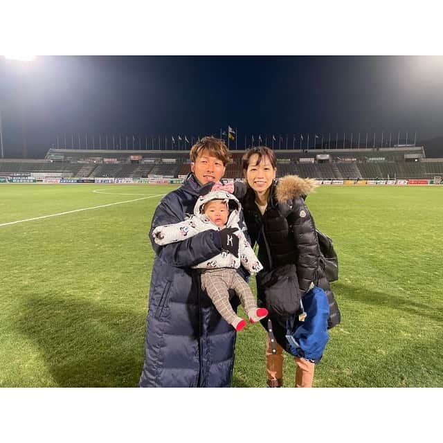 山田真以さんのインスタグラム写真 - (山田真以Instagram)「2020シーズンが終了しました⚽️ コロナでイレギュラーなシーズンとなり難しいことも多かったように感じます。 でも街でサポーターさんに会えば、”頑張って！“応援してます！”と声をかけて頂くことも多く、心穏やかにこのシーズンを過ごせた気がします。 娘もパパとスタジアムを一周👏すごく寒かったけれど頑張りました🐻💕 パパ、1年間お疲れさまでした⚽️ #ヴァンフォーレ甲府#2020シーズン#家族写真#jリーグ#jleague#vfk#family#familyphoto#2020」12月21日 10時44分 - maaai.yamada