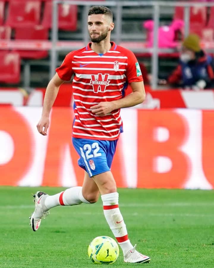 のインスタグラム：「Taking the CONTROL! ❤️ ⚽️ • ¡Tomando el CONTROL! ⚽️ ❤️ • #Duarte #Granada #LaLiga #LaLigaSantander #Football #HayQueVivirla #YouHaveToLiveIt」