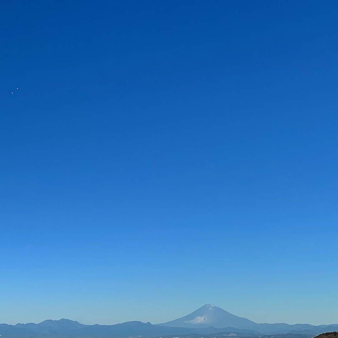 のインスタグラム：「美しかー！スタジオからの景色に心潤わさるる。冬ならではの澄み切った空気。  #hayama #japan #fuji」