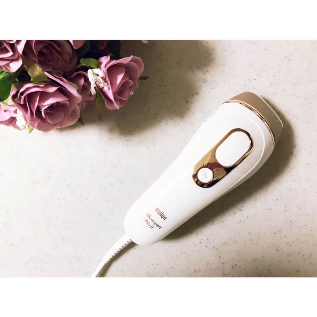 のインスタグラム：「. ♡「ブラウン　シルクエキスパート」をお試しさせていただきました🌟 身体だけでなく顔は頬から下も使うことができます🤓 . 1秒間に80回自動で肌の色を読みとってくれてスピーディに連続照射ができます。 手軽に効率的に使うことができます🙏 パワーも調節できるので、脱毛器が初めての方にもおすすめです🙌 １週間に１回ペースで使っています。 握りやすいサイズ感もお気に入りです♡ . . #Braun #Braun #光美容器 #脱毛器 #光脱毛 #脱毛 シルクエキスパートをP&G様からいただきました[PR]」