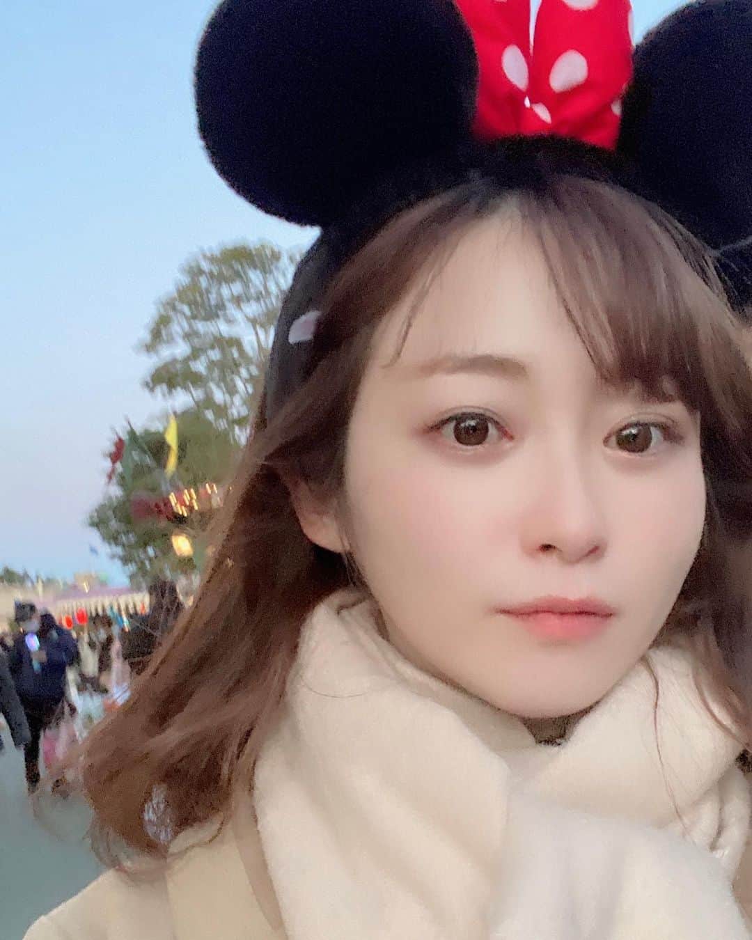 のインスタグラム：「東京中央美容外科新宿三丁目院（@tcbshinjuku)の村田ダイスケ（@tcb_dsuke）先生にしてもらったTCB式小顔美肌再生のビフォーアフターを載せます！！ 輪郭がきゅーっと上がった感じ！！カメラアプリは使っているけど輪郭は補正していないので参考にしてみれてくれたら嬉しいです！乾燥やシワにも効いている気がします！ ㅤㅤㅤㅤㅤㅤㅤㅤㅤㅤㅤㅤㅤ  ところで先日1年ぶりにディズニー行きました！めちゃくちゃソーシャルディスタンスを保っていてびっくり！！後初めて耳買ってみました！  #リフトアップならTCB東京中央美容外科 #美容整形ならTCB東京中央美容外科 #東京中央美容外科　#美容外科　#新宿三丁目　 #東京中央美容外科新宿三丁目院 #村田大典 #TCB式小顔美肌再生 #小顔美肌再生　#リフトアップ　#PR #村田ダイスケ」