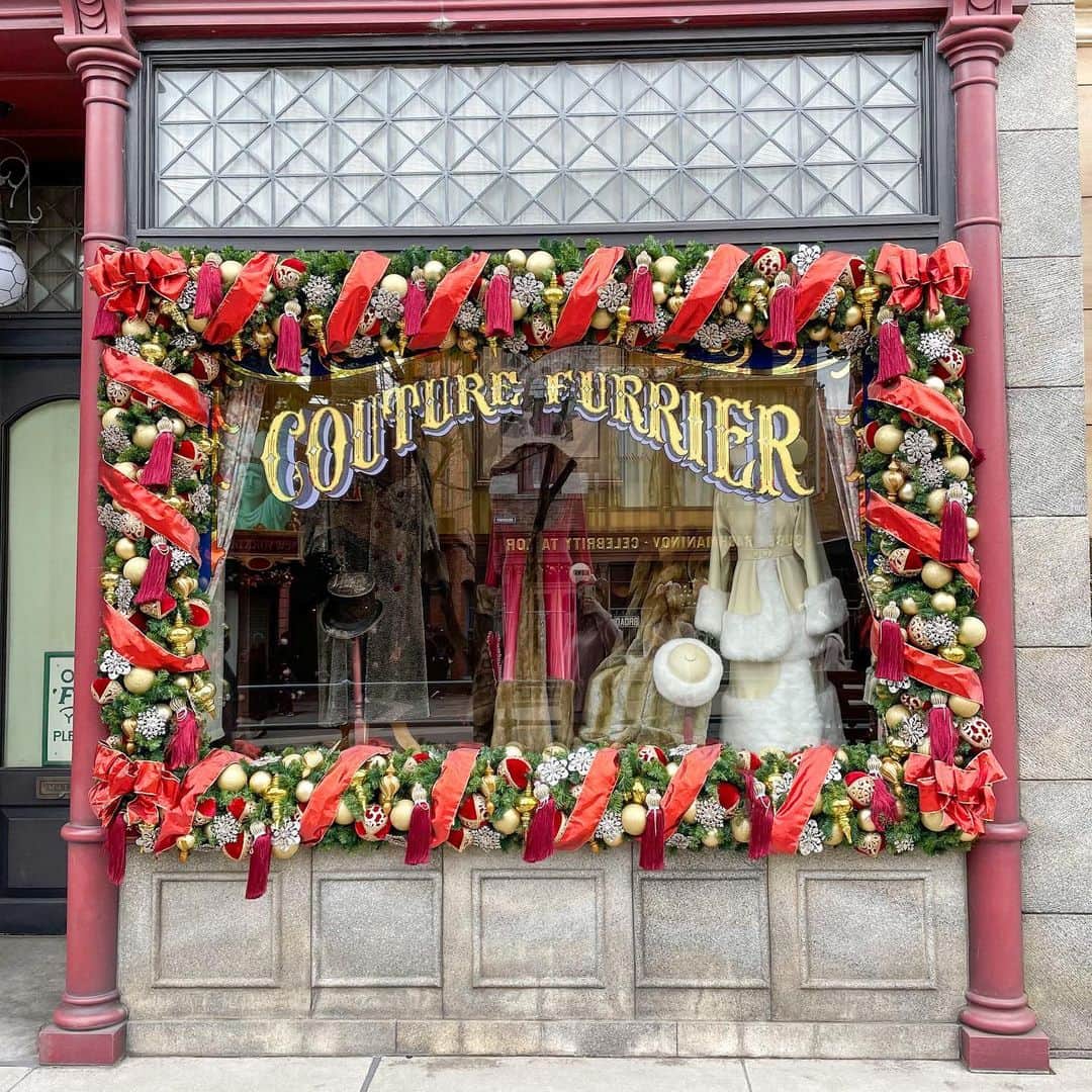 RIEさんのインスタグラム写真 - (RIEInstagram)「❤︎ 𝐃𝐢𝐬𝐧𝐞𝐲 𝐂𝐨𝐝𝐞 ❤︎﻿ ﻿ クリスマスディズニーの推しのスポットは﻿ 華やかなデパートメントストア前🎄﻿ ﻿ この角度はあまり見かけないからお気に入り💕﻿ 元気な女の子たちが撮ってくれました🌟﻿ ﻿ ピンクでキラキラ輝くカチューシャに﻿ カップケーキが施されたものはディズニーワールド﻿ International Food & Wine Festival のもの🧁﻿ ﻿ アメリカンウォーターフロント周辺の﻿ クリスマス装飾がパーク内で1番好き🎅🏼💫﻿ ﻿ ﻿ knit @grl_official  skirt @zara  boots @grl_official  ﻿ ﻿ ﻿ #ディズニークリスマス #クリスマスディズニー #disneychristmas #christmasdisney #foodandwinefestival #エプコット #海外ディズニー #海外ディズニーグッズ #ディズニーカチューシャ #ディズニーグッズ #スパンコールカチューシャ #disneycaliforniaadventure #disneyheadband #disneystyle #disneybound #ディズニークリスマス2020 #ZARA購入品 #GRL購入品 #プチプラコーデ #ディズニーコーデ #ディズニーバウンド #ディズニーシー #迪士尼 #双子コーデ #淡色女子 #ディズニー風景 #アメリカンウォーターフロント #迪斯尼 #디즈니랜드 #f4f」12月21日 10時59分 - rie_tabi