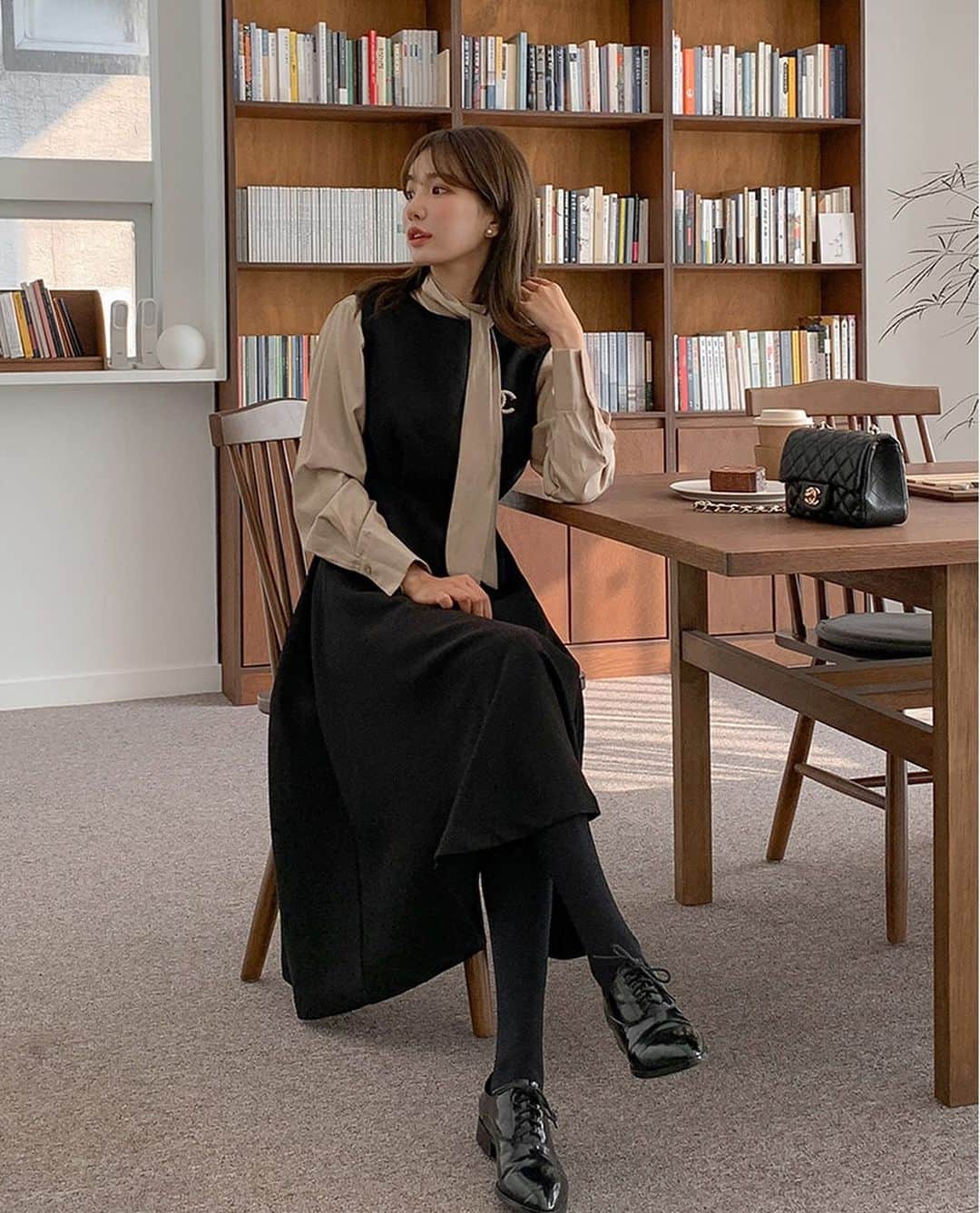imvelyジャパンのインスタグラム：「中に合わせるインナーによって多様なムードが演出可能なロングワンピースです🖤大人っぽくコーデさるのにもぴったりです☺️  詳細はサイトでチェックしてください💡  #イムブリー#IMVELY＃ワンピース#大人カジュアル#大人可愛い#ootd#デイリー #カジュアルコーデ」