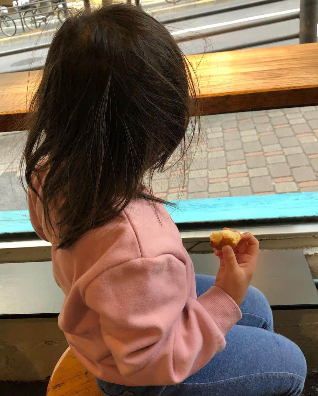 嶺恵斗さんのインスタグラム写真 - (嶺恵斗Instagram)「カフェデート❤️ ・ 大好きなカフェで 穏やかなTEAタイム… ではなく慌ただしいひと時でしたが お気に入りの塩バタースコーン をいただけて大満足✨ (娘の髪が静電気まみれ💦)  ハワイを思い出させてくれる 癒しの場所。 来年も娘と通いたい❣️ MAHALO ・ #ある日の #カフェ  #カフェ好きな人と繋がりたい  #ハワイ好きな人と繋がりたい  #カフェデート #主婦日記 #嶺恵斗 #ハワイ大好き #love #cafe #buncoffee #scones #tokyo」12月21日 10時54分 - etsuko__7