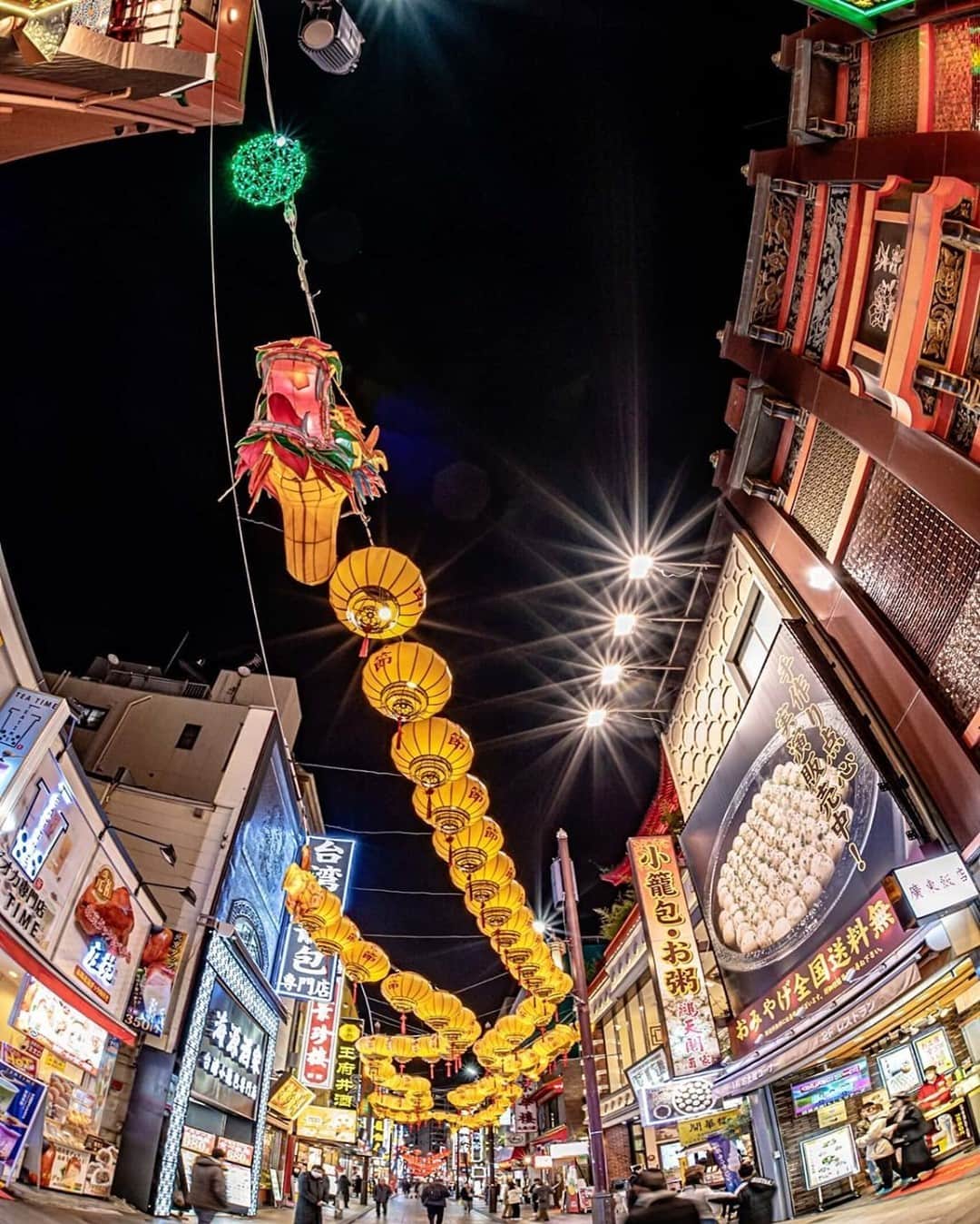 のインスタグラム：「Photo by @chims1220⠀ 「横浜中華街」⠀ https://www.instagram.com/p/B8sChaGAXhi/⠀ .⠀ いいね！＆コメント大歓迎！⠀ ※投稿に関するご注意・ポリシーは東京カメラ部に準じます。詳しくは下記をご覧ください。⠀ https://fb.minpos.com/fb/willvii/camera_jpn/static/guideline⠀ .⠀ #みなとみらい線フォト散歩 #みなとみらい線フォトさんぽ #みなとみらい線 #横浜 #新高島 #みなとみらい #馬車道 #日本大通り #元町中華街 #yokohama #東京カメラ部 #Japan #photo #写真 #日本⠀ Follow: @TCC.Yokohama⠀ .⠀ ※皆様、政府、自治体など公的機関の指示に従った行動をお願いします。⠀ 東京カメラ部および分室では、写真を「見る楽しみ」を提供することを通して、微力ながら皆様にわずかな時間でも癒しをお届けしたいと思っております。」