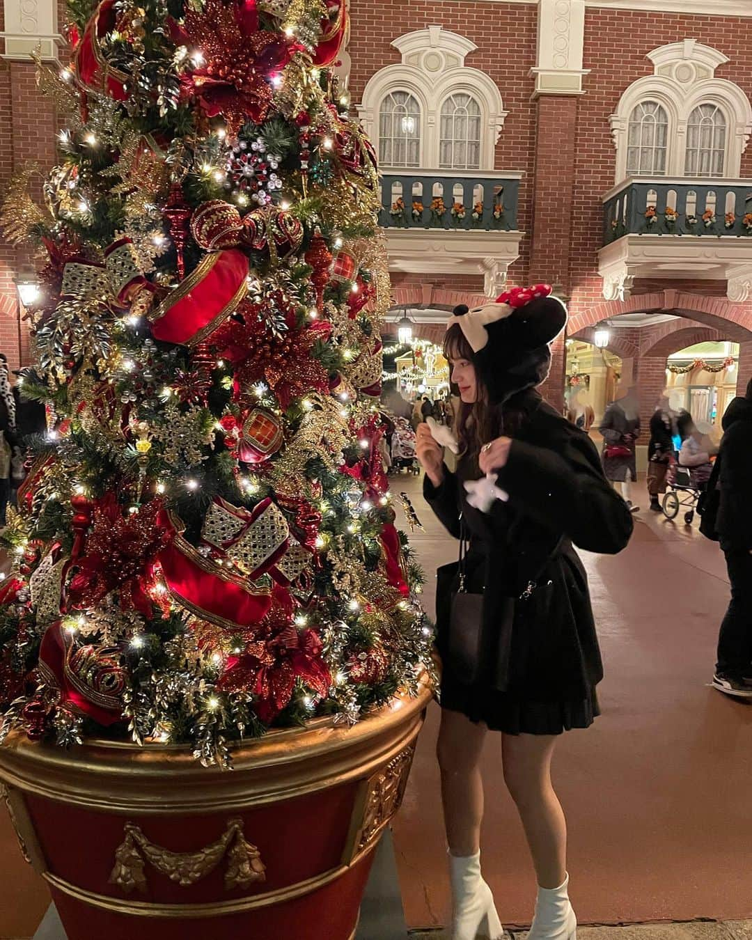 モニカさんのインスタグラム写真 - (モニカInstagram)「早めの))クリスマス🎄🎄 . #ディズニーランド #クリスマスディズニー #楽しそうでなにより # #黒コーデ  #ミニーコーデ」12月21日 11時16分 - _monica_1121