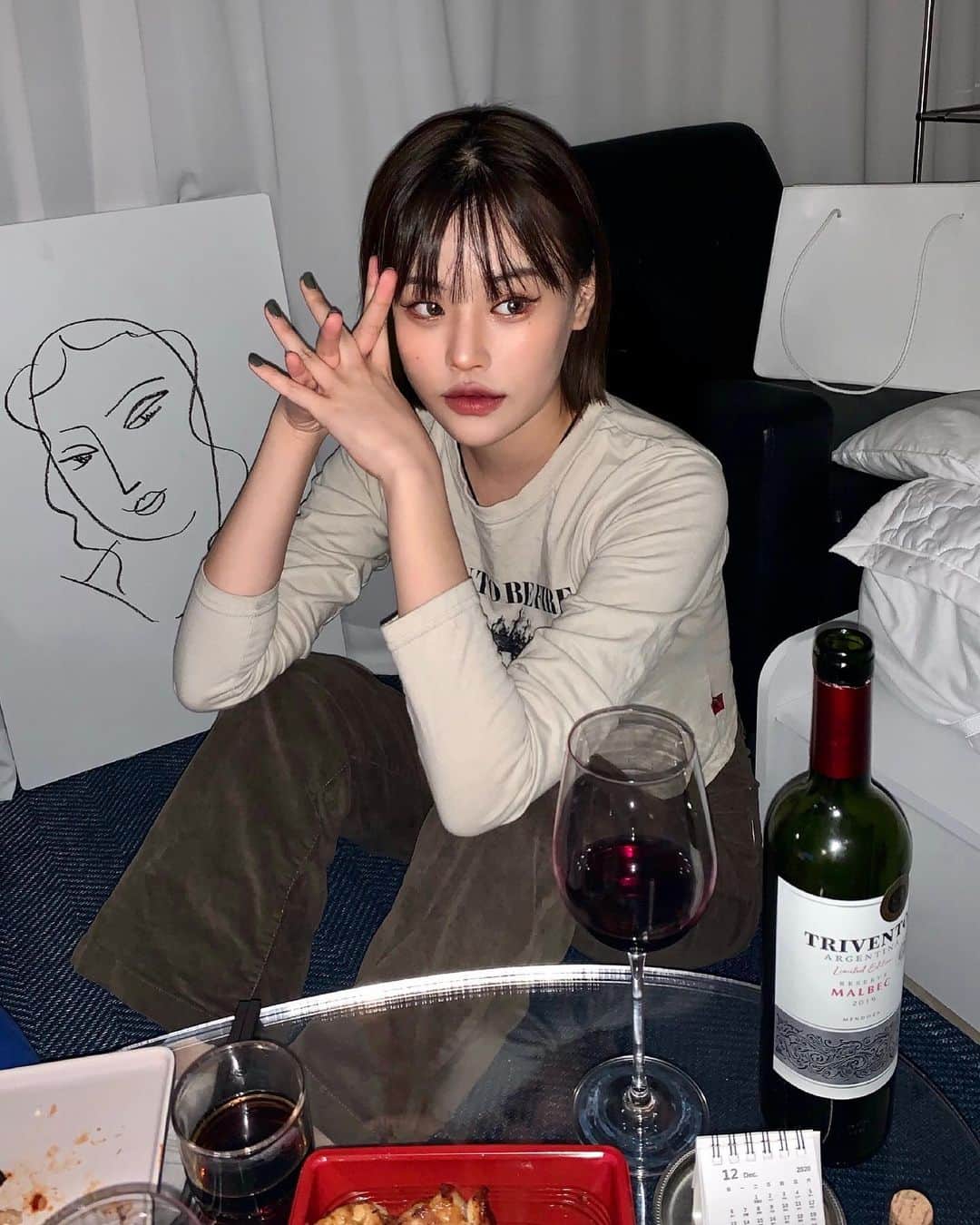 ビヤのインスタグラム：「#광고  친구들과 함께 한 연말 파티 🍷🤍 코로나 때문에 신해언니 집에서 홈파티 했어요  역시 홈파티의 완성은 와인 !  트리벤토 리미티드 에디션 처음 마셔봤는데 넘 내취향 •• 친구들이랑 부담없이 가볍게 분위기 내기에 좋은듯해요   파티와 함께 즐긴 롯데 시그니처 와인은 롯데마트, 롯데백화점, 롯데슈퍼, 세븐일레븐에서 만나볼 수 있습니다 ◡̈   #롯데시그니처와인 #트리벤토_리미티드에디션 #파티에는역시와인」