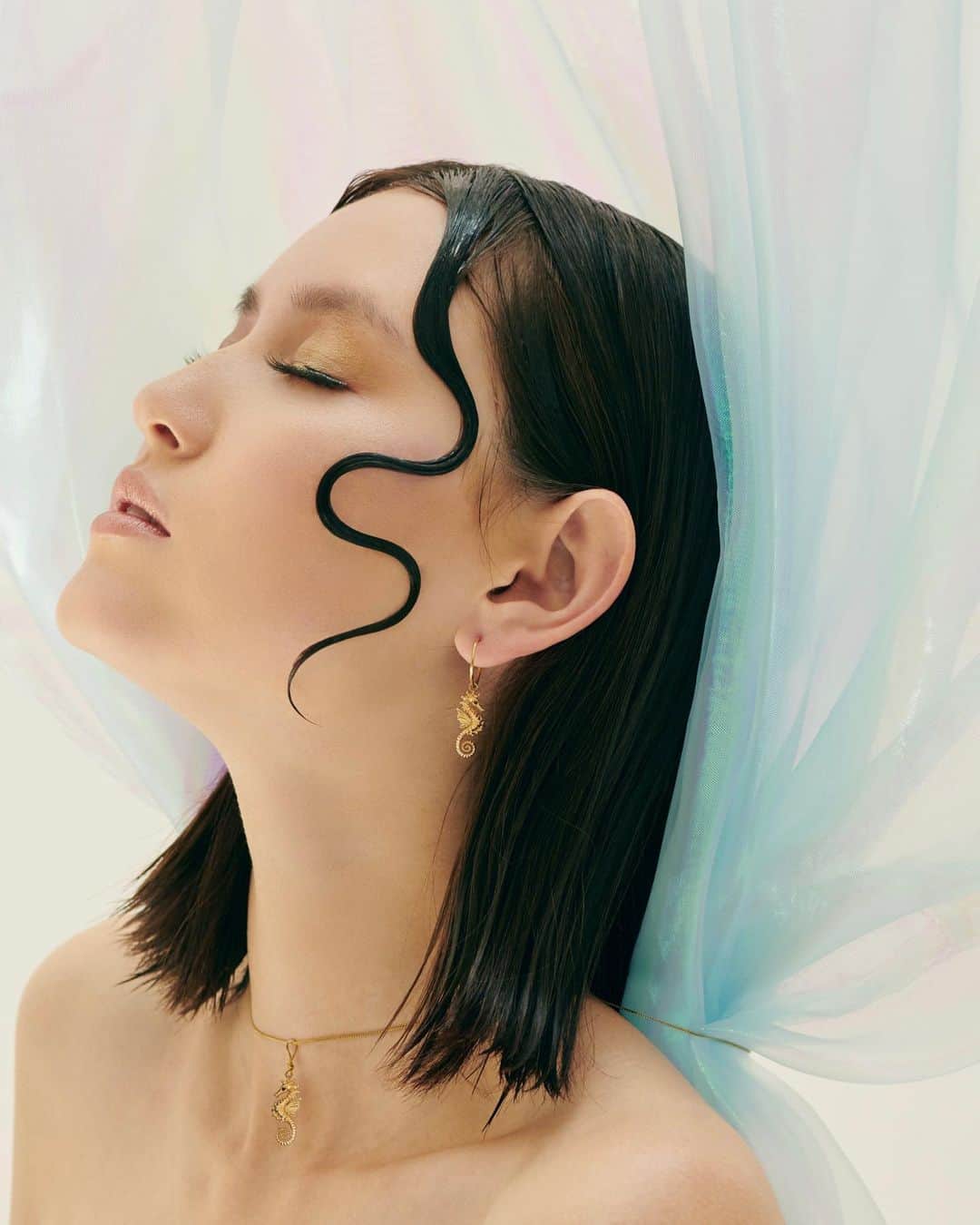 カレンウォーカーのインスタグラム：「Our Seahorses looking majestic in @remixmagazine」