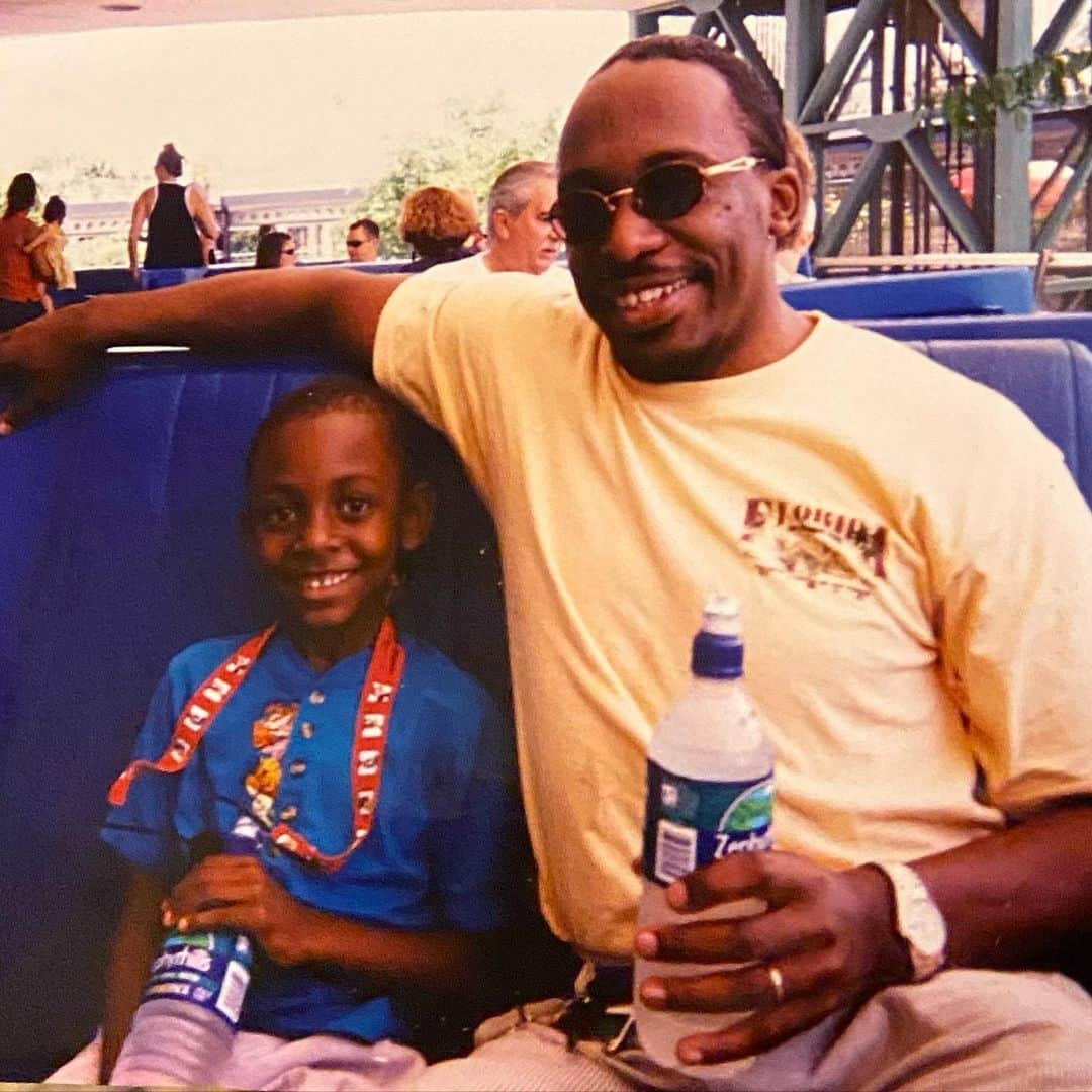 クリス・ライアンのインスタグラム：「chris v1999 first time at disney. i thought i was ready. 😂」