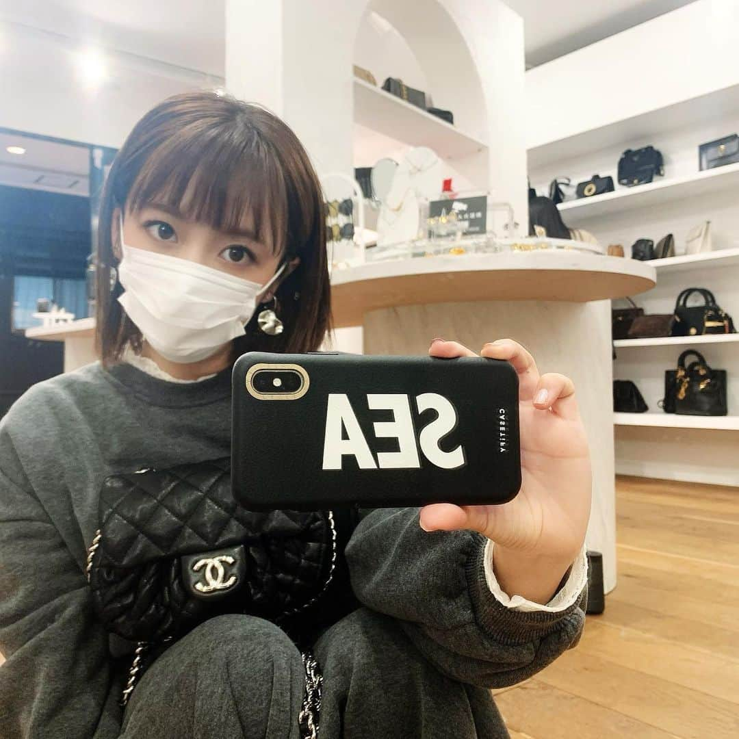 高橋みなみさんのインスタグラム写真 - (高橋みなみInstagram)「最近シルバーのアクセサリーつける機会が多いからヴィンテージ のシルバーチェーンのCHANELをさがしてたら @hedy_daikanyama にあったー🥺✨✨ ヴィンテージ好きなので基本ゴールドチェーンのCHANEL集めがちなんだけど、アクセサリーの色に合わせたくて！ シルバーCHANELは2000年代のだから割と最近の物になるんだけど、このチェーンの感じとコロンとした形がもう堪らん！！ 個人的にはチェーンが少し長めなので中で短くして使おうかな🤤  今年の自分へのご褒美✨🥺 いっぱい使お！  #hedy  #chanel  #bag #vintage  #love #ご褒美」12月21日 11時13分 - taka37_chan