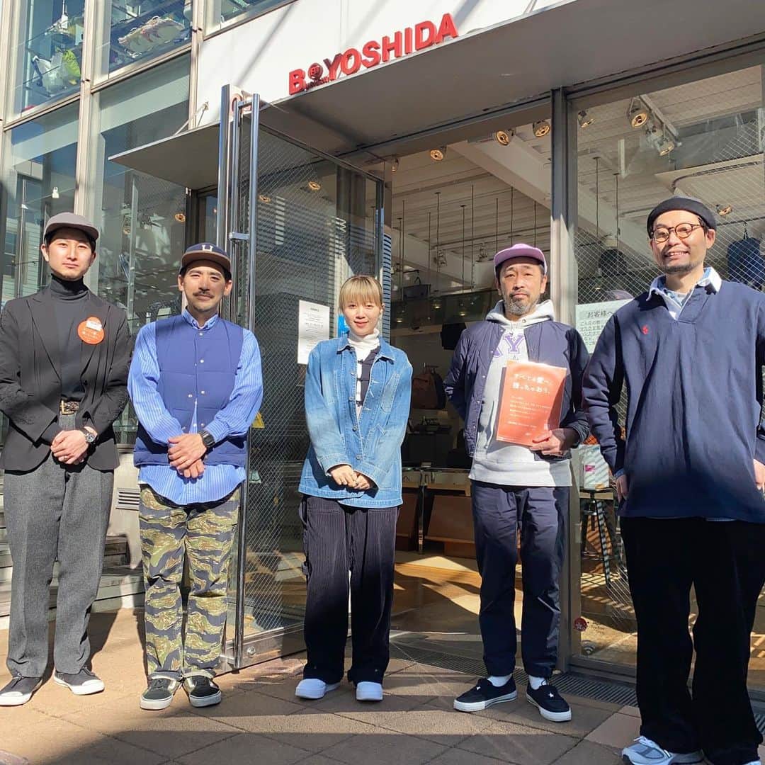 B JIRUSHI YOSHIDAのインスタグラム：「おはようございます。 只今の代官山地区の天候は晴れ。 本日の最高気温は10℃の予報です。 ・ 本日はこのメンバーでご案内いたします。 今日は暑がりなスタッフも4枚着込むくらいには寒い一日です。スカッと晴れた良い天気ですが、日が落ちると冷えそうですので、暖かい格好でお出かけ下さい。 ・ それでは、本日も皆様のご来店をお待ちしております。 ・  ＜営業終了のお知らせ＞ B印 ヨシダ 代官山は、12月27日(日)をもって営業を終了いたします。 最終営業日まで、変わらぬご愛顧のほど、宜しくお願いいたします。 営業終了後はビームスジャパン3Fにて販売をいたしますので、どうぞご利用いただきますよう宜しくお願いいたします。  #beams #bjirushiyoshida #b印ヨシダ」