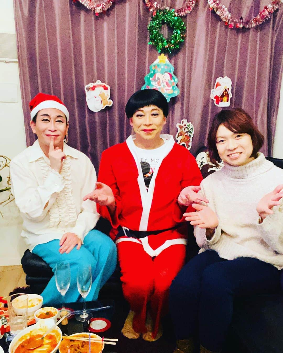 美川憲二さんのインスタグラム写真 - (美川憲二Instagram)「昨日の　イミテーションガールズ‼️ クリスマスパーティー生配信‼️無事終了よ〜🤶🤶🤶🎂🎄🎄🎄🎉🎉🎉🎉🎉😃✌️✌️  イミテーションガールズ‼️💁‍♀️💁‍♀️💁‍♀️  美川憲二、まりもちゃん、アンナ。  クリスマスパーティー🧑‍🎄🤶🧑‍🎄🎂🎄🎄🎄🎉🎉🎉🎉🎉🎉🎉✨✨✨✨✨✨✨✨✨✨  にお越しくださり❤️ 沢山のナイテムまで🍾🍾🍾🍾🍾🍾🥂🥂🥂🥂🥂🥂🥂  入れていただき😍💓💓💓💓  ありがとうございました🙇‍♀️✨✨✨✨✨✨  超久しぶりに、3匹のオカマも集まれて、😍💓💓  美川サンタに🎅変身して  みなさんにも 楽しんで、いただけて良かったですー🥰💕💕💕💕💕💕  それでは、本日の営業時間です。  オカマBAR、ヒデコで‼️  1部、17：00〜19：00まで。 2部、20：00〜22：30まで。  皆様のお越しをお待ちしております🥰💕💕💕💕💕💕💕 #pococha #イミテーションガールズ #クリスマスパーティー生配信 #無事終了 #お越しいただきありがとうございました  #美川憲一 #美川憲二 #美川サンタ #ヒデコフランセスカ #まりもちゃん #アンナ #オネェ系 #ものまね」12月21日 11時14分 - mikawakenji