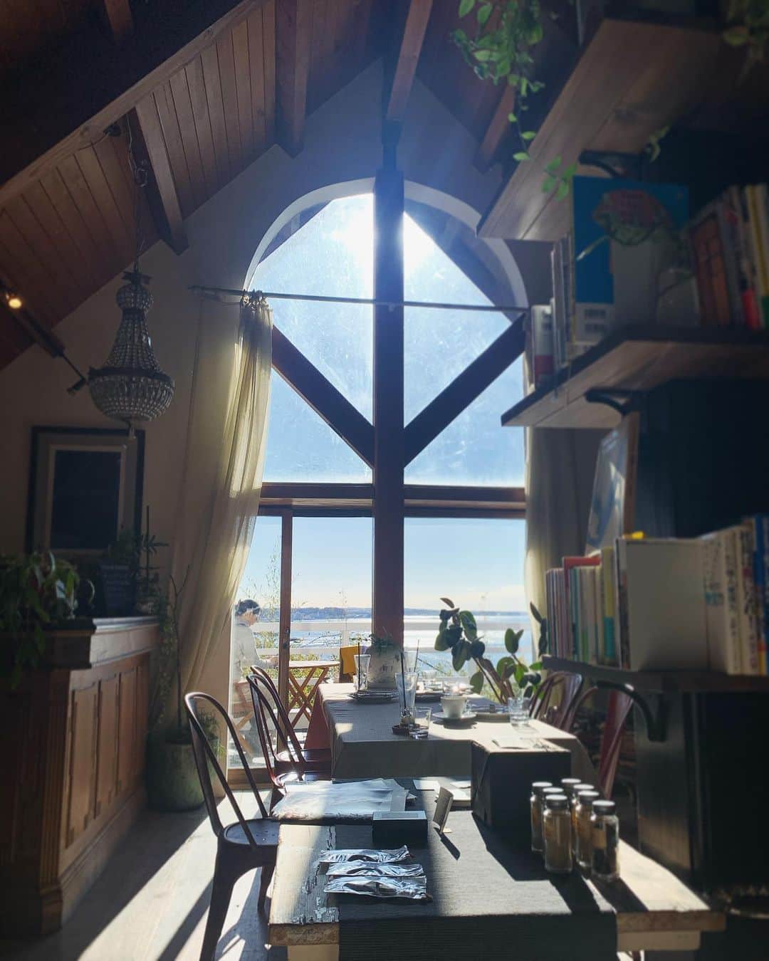 松木里菜さんのインスタグラム写真 - (松木里菜Instagram)「.｡･*. 毎週月曜日 8:30〜11:00 と、時々日曜日 の限定営業しているカフェへようやく行ってきました‼︎✨✨ 今日は年内ラストDAYだったよう。 富士山も綺麗に見られてラッキーな気分です🗻☺️  高台にあり、お日様と海に反射した光がたくさん差し込む美しい空間で母とゆっくり朝の珈琲たいむ。  看板犬🐶も置いてある雑貨もとても可愛くて終始キュンです🤤💕  @chordhayamabookcafe   #木苺のチョコレートタルト 絶品‼︎(基本ドリンクのみの提供らしいので日によって変わるのかな😌) #カフェ巡り  #香り高いブレンドコーヒー  #☕️ #葉山 #湘南 #海の見えるカフェ」12月21日 11時25分 - rinamatsuki613