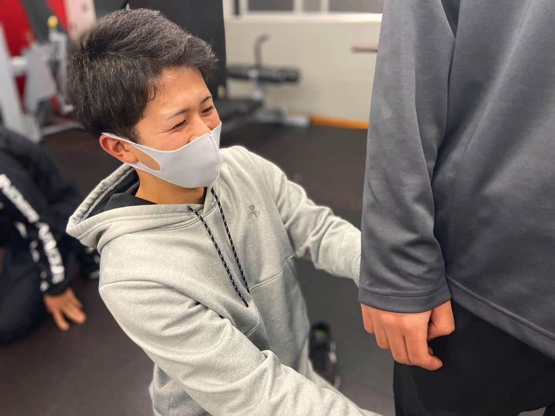東京スポーツ・レクリエーション専門学校のインスタグラム：「TSRの選択科目を紹介！﻿ ﻿ 科目名「機能改善実践」﻿ ﻿ 動作評価をする視点を身につけ、﻿ 実際の身体に触れることで動きが﻿ 良くなるのを実感できました✨﻿ ﻿ 他の授業等が気になる方はホームページを﻿ チェックしてね🙆‍♀️﻿ ﻿ オープンキャンパスで実際に体験する﻿ のも大歓迎👍﻿ ﻿ #トレーナー #スポーツトレーナー﻿ #機能改善 #動作評価﻿ #選択科目 #tsr﻿ #学生 #授業﻿ #実践」