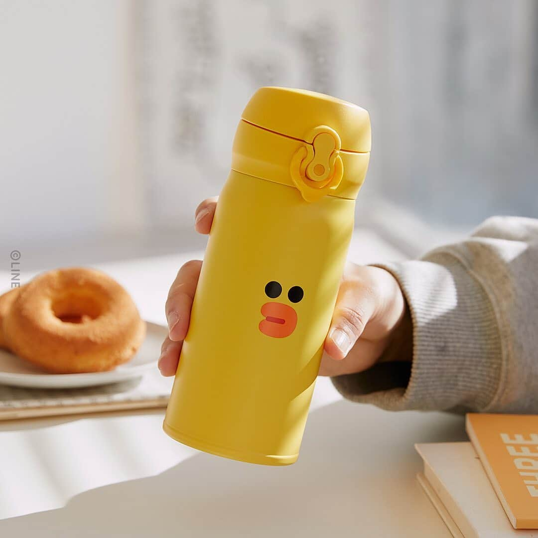 LINE FRIENDSさんのインスタグラム写真 - (LINE FRIENDSInstagram)「Stay warm and chill. ❤️ BROWN & FRIENDS Thermos Tumbler ⠀ ✔️Easy lock-and-pour ✔️Comes in 2 sizes: 350ml & 500ml ✔️Convenient and easy to wash ✔️Made from resilient stainless steel ⠀ Never miss your favorite drinks, ever! ⠀ Shop now at LINE FRIENDS COLLECTION 👉Link in bio or product tags ⠀ #LINEFRIENDS #tumbler #coldcup #heatprotection #wintermustitem」12月21日 11時18分 - linefriends