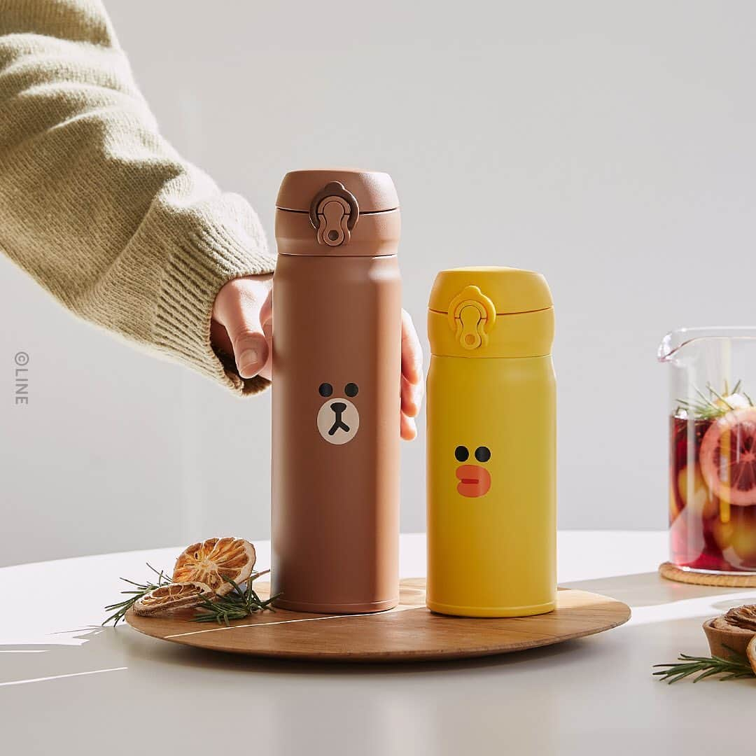 LINE FRIENDSさんのインスタグラム写真 - (LINE FRIENDSInstagram)「Stay warm and chill. ❤️ BROWN & FRIENDS Thermos Tumbler ⠀ ✔️Easy lock-and-pour ✔️Comes in 2 sizes: 350ml & 500ml ✔️Convenient and easy to wash ✔️Made from resilient stainless steel ⠀ Never miss your favorite drinks, ever! ⠀ Shop now at LINE FRIENDS COLLECTION 👉Link in bio or product tags ⠀ #LINEFRIENDS #tumbler #coldcup #heatprotection #wintermustitem」12月21日 11時18分 - linefriends