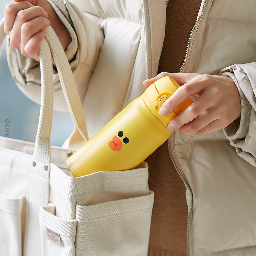 LINE FRIENDSさんのインスタグラム写真 - (LINE FRIENDSInstagram)「Stay warm and chill. ❤️ BROWN & FRIENDS Thermos Tumbler ⠀ ✔️Easy lock-and-pour ✔️Comes in 2 sizes: 350ml & 500ml ✔️Convenient and easy to wash ✔️Made from resilient stainless steel ⠀ Never miss your favorite drinks, ever! ⠀ Shop now at LINE FRIENDS COLLECTION 👉Link in bio or product tags ⠀ #LINEFRIENDS #tumbler #coldcup #heatprotection #wintermustitem」12月21日 11時18分 - linefriends