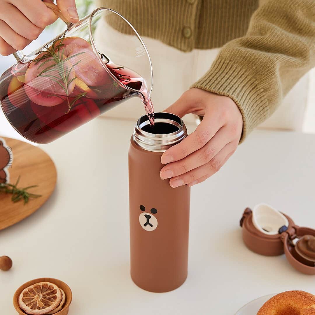 LINE FRIENDSさんのインスタグラム写真 - (LINE FRIENDSInstagram)「Stay warm and chill. ❤️ BROWN & FRIENDS Thermos Tumbler ⠀ ✔️Easy lock-and-pour ✔️Comes in 2 sizes: 350ml & 500ml ✔️Convenient and easy to wash ✔️Made from resilient stainless steel ⠀ Never miss your favorite drinks, ever! ⠀ Shop now at LINE FRIENDS COLLECTION 👉Link in bio or product tags ⠀ #LINEFRIENDS #tumbler #coldcup #heatprotection #wintermustitem」12月21日 11時18分 - linefriends