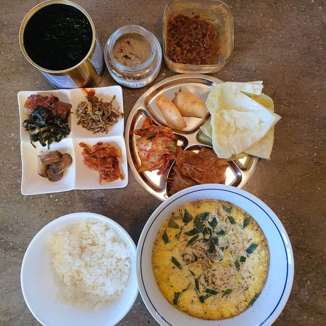 ソ・テファさんのインスタグラム写真 - (ソ・テファInstagram)「아침식사로 거의 밥을 안차려 먹는데  오늘 아침은 급 땡겨서 냉장고 파먹었다  있는 반찬 총출동에  양배추쌈, 계란찜 까지 ㅎㅎ 무려 12가지 반찬 ㅋㅋㅋㅋㅋ  쌈장빼고  근데 11가지로 보이죠? ㅋㅋㅋㅋ  찾아보세요 ㅋㅋㅋㅋㅋ 여러분  오늘점심식사 추천은 칼국수 어때요? 칼칼하면서 뒤에 살짝 단맛 도는 겉저리와 함께  ㅎㅎㅎ 즐점하세요~~~ #김 #대게장  #오이소박이  #부추김치 #황태무침  #멸치볶음  #마늘대장아찌  #양배추쌈  #어묵볶음  #배추김치  #총각김치  #계란찜」12月21日 11時18分 - suh0331