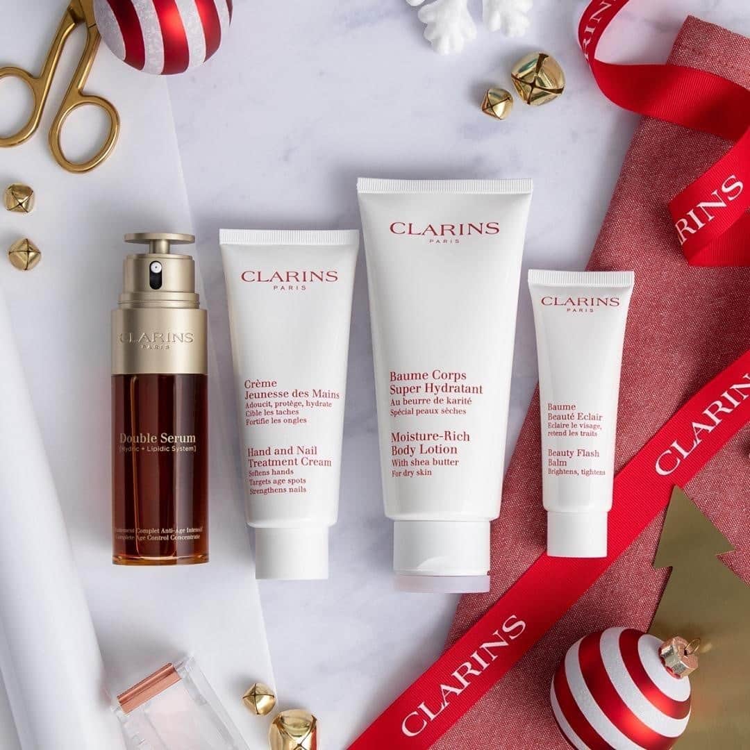Clarins Canadaのインスタグラム：「Four Clarins essentials to bring moisture, softness & radiance to your skin... from head to toe! Suitable for all skin types, they're also great gift ideas, in case you're still looking for the perfect beauty gifts.😉🎅⁣ ________⁣ Quatre essentiels Clarins pour apporter hydratation, douceur & éclat à votre peau... de la tête aux pieds ! Convenant à tous les types de peaux, ces soins font d'excellents cadeaux beauté, au cas où vous n'auriez pas terminé votre magasinage des fêtes !😉🎅⁣ .⁣ .⁣ .⁣ #Clarins #ItsAllAboutYou #ChristmasWithClarins #ClarinsHoliday #SweetHoliday #SkinCare」