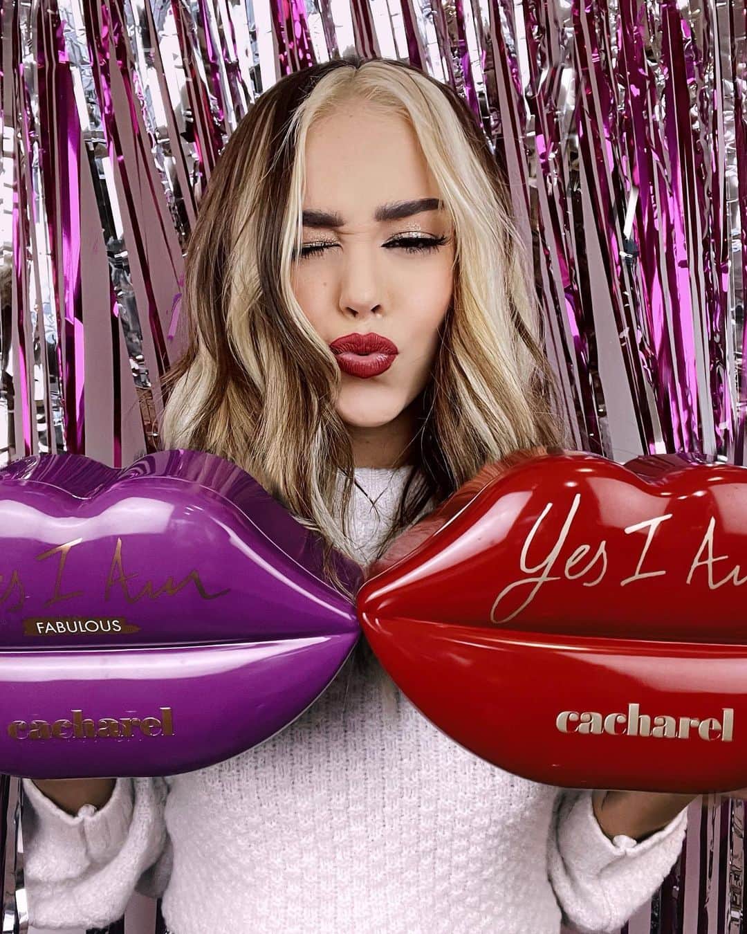Danna Paolaのインスタグラム：「💋 #yesimfabulous @cacharelparfums」