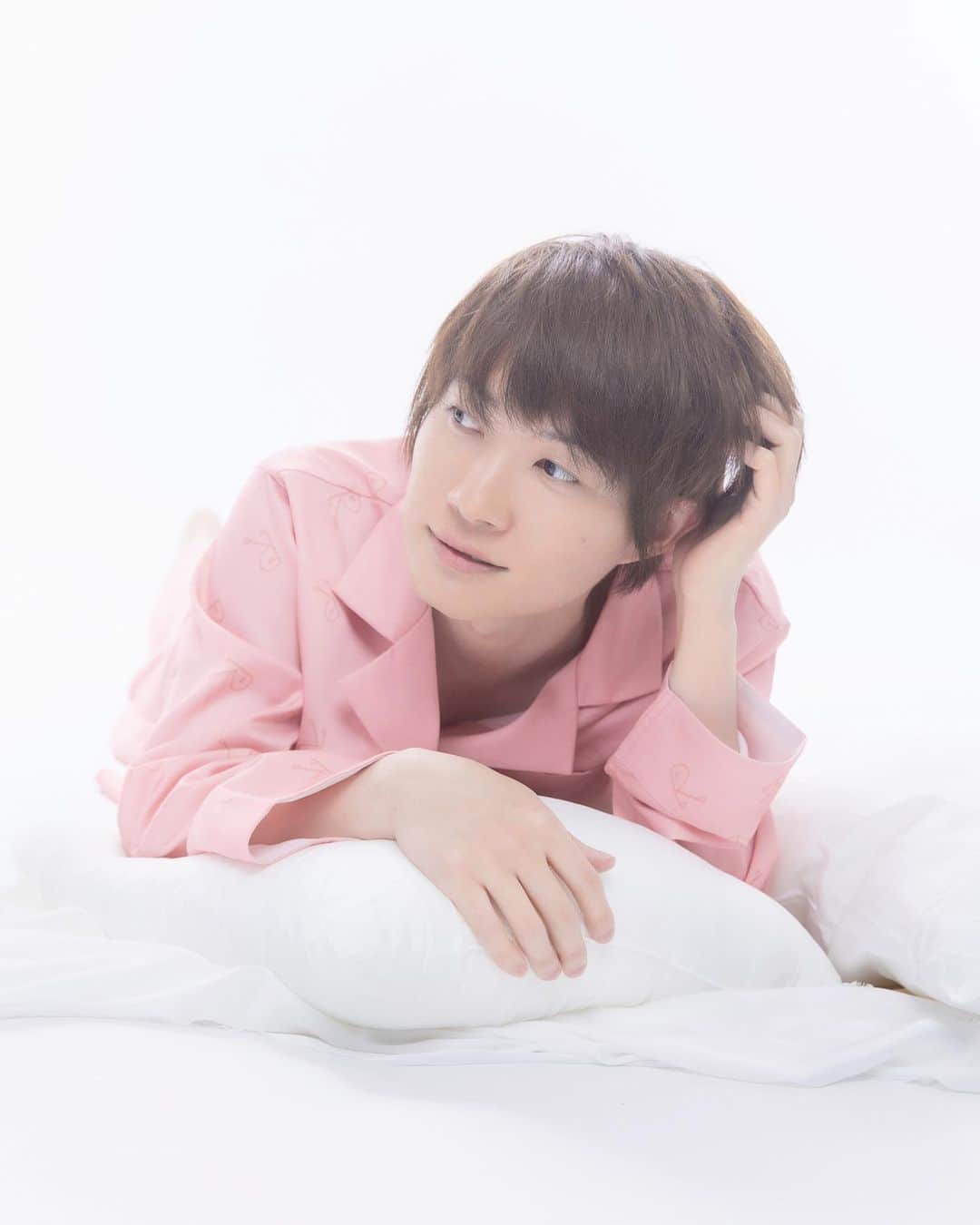 神木隆之介のインスタグラム：「【アザーカット公開！】  大好評発売中の25周年記念グッズ《パジャマ》のアザーカットをお届けします！  とろみ感のあるなめらかな生地と、神木考案キャラ「Rくん」が散りばめられてる可愛いデザインで、おうち時間を楽しんでもらえる仕上がりになりました◎  詳しいサイズ・素材等は【アスマート】にてご確認下さい🙇‍♂️  #神木隆之介 #神木25周年 #神木パジャマ」
