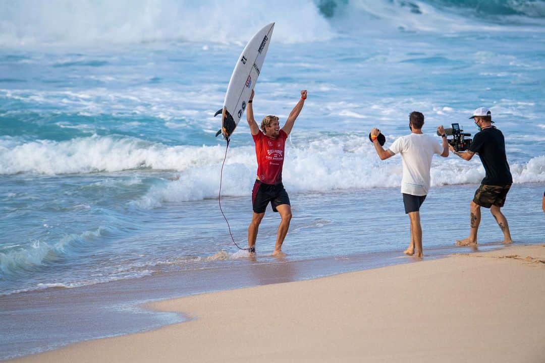 Stanceのインスタグラム：「Congratulations 👏👏 @john_john_florence on winning #pipemasters 🏆!! 📸 @badboyryry_  #punksandpoets」