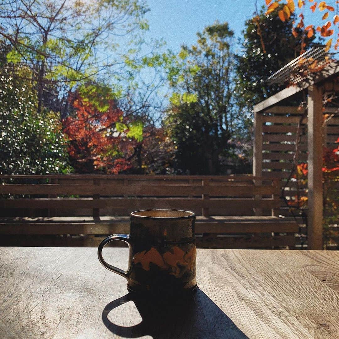 宇藤えみのインスタグラム：「さてと ミルクたっぷりコーヒー時間☕️ 明日から時代が変わるとざわざわしてますねw🌎 今日はおかんの誕生日で朝から家族でおめでとうー！と連絡取り合い、掃除して撮影準備しながら、冬至の準備やら。 いつもと変わらない1日になりそうです。  器 @matsubara.ryoma_tsunoda.jun  (ずっと前に @utsuwa_bloomandbranch で買いました) #暮らし#コーヒー時間」
