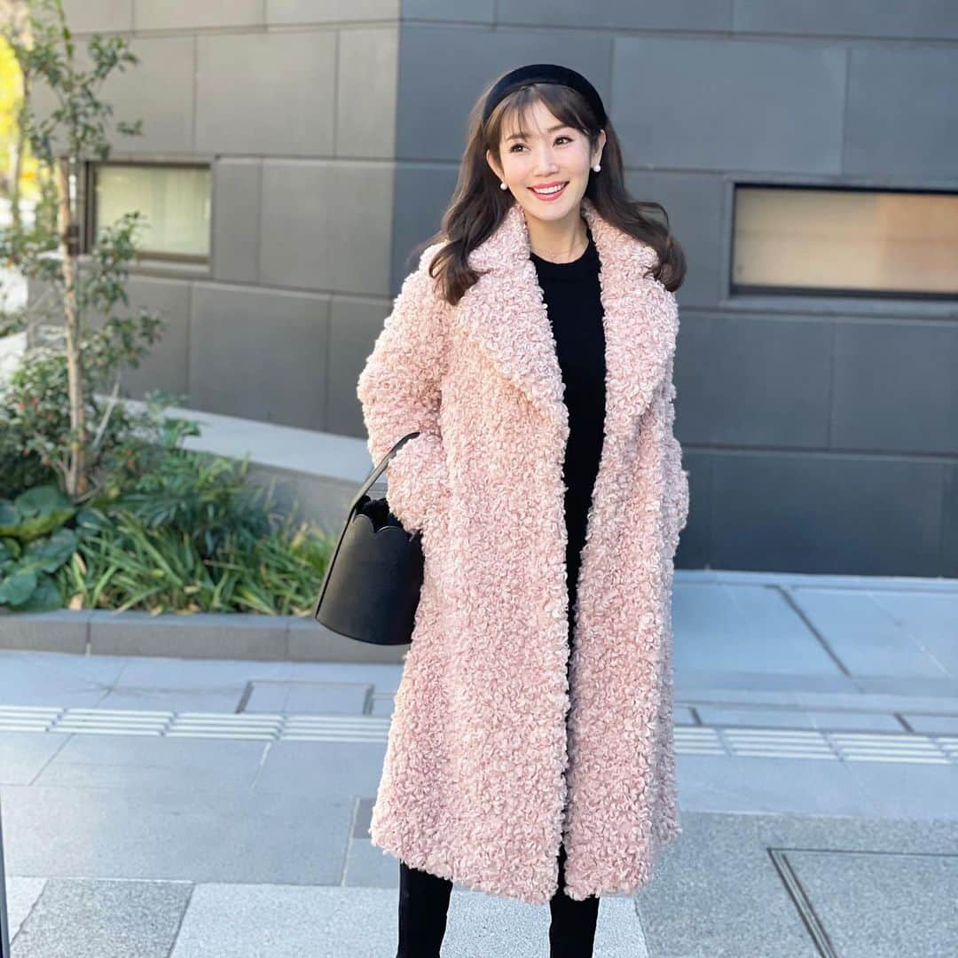 吉田美紀さんのインスタグラム写真 - (吉田美紀Instagram)「・ ・ このアウターがあってよかったぁ✳︎と感じる週末でした。 この週末はホント寒かった！！ ・ クリスマスウィークに突入🎄 皆さん！体調を崩さないでくださいね♡ ・ ふかふかのエコファーにポケットの中まであったかい🤍 真冬の寒さもこのコートが守ってくれる･:*+. ・ @choyo_lemonplet_japan  東京・大阪で12/25まで 実際にコートが見られるみたいです！ ・ 東京:銀座三越 4F 大阪:STYLE&EDIT 3F ・ ・ コート以外は全てブラックで❤︎ こちらのニット、再入荷しています♫ @lialapg  ・ #coordinate #outfit #ootd #look #style #fashion #wardrobe #instafashion #instagood #lemonplet #コーディネート#ファッション #ママコーデ #ママコーディネート #ママファッション #エコファー #アウター #コート #コートコーデ #レモンプレット」12月21日 11時31分 - miki__yoshida