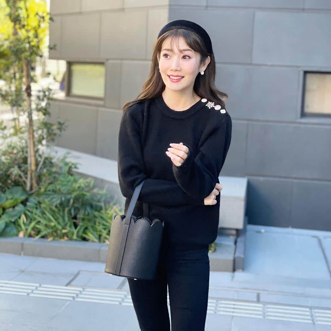 吉田美紀さんのインスタグラム写真 - (吉田美紀Instagram)「・ ・ このアウターがあってよかったぁ✳︎と感じる週末でした。 この週末はホント寒かった！！ ・ クリスマスウィークに突入🎄 皆さん！体調を崩さないでくださいね♡ ・ ふかふかのエコファーにポケットの中まであったかい🤍 真冬の寒さもこのコートが守ってくれる･:*+. ・ @choyo_lemonplet_japan  東京・大阪で12/25まで 実際にコートが見られるみたいです！ ・ 東京:銀座三越 4F 大阪:STYLE&EDIT 3F ・ ・ コート以外は全てブラックで❤︎ こちらのニット、再入荷しています♫ @lialapg  ・ #coordinate #outfit #ootd #look #style #fashion #wardrobe #instafashion #instagood #lemonplet #コーディネート#ファッション #ママコーデ #ママコーディネート #ママファッション #エコファー #アウター #コート #コートコーデ #レモンプレット」12月21日 11時31分 - miki__yoshida