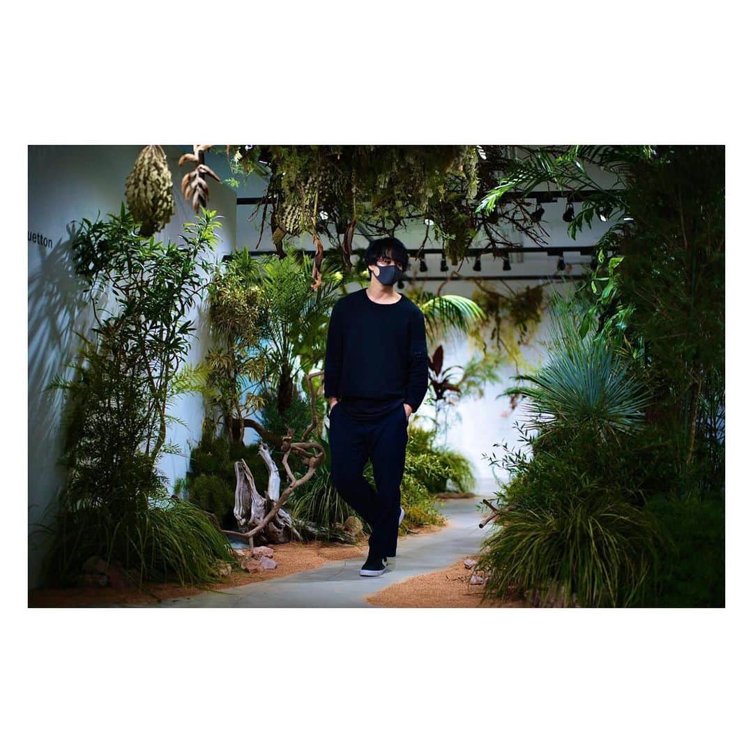 ロビンのインスタグラム：「Leica 綺麗 Before shooting   Photo by @yutaka_goto_   Tops : @sise_official  Pants : @jw_anderson @hm  Shoes: @stussy @nike   #shooting #leica」