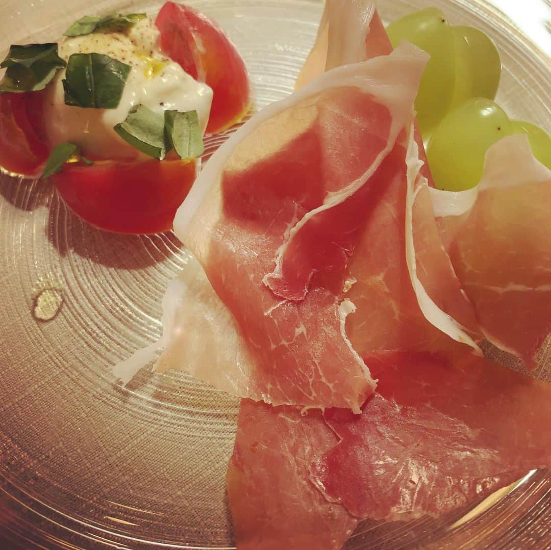 加藤千恵のインスタグラム：「愛してやまないレストラン、コロナ対策で、食材や料理のワゴンサービスが中止になり、テキストメニューと口頭での案内……。切なすぎる！　でも相変わらずおいしかったです。ブラータ、生ハムシャインマスカット、海老のクリームパスタ、牛フィレフォアグラのせ、スフレチーズケーキ、チョコミントアイス。あとグラタンは撮り忘れてた。明らかに食べすぎている。次はいつ行けるだろうか……。そのときはワゴンが復活してますように！」