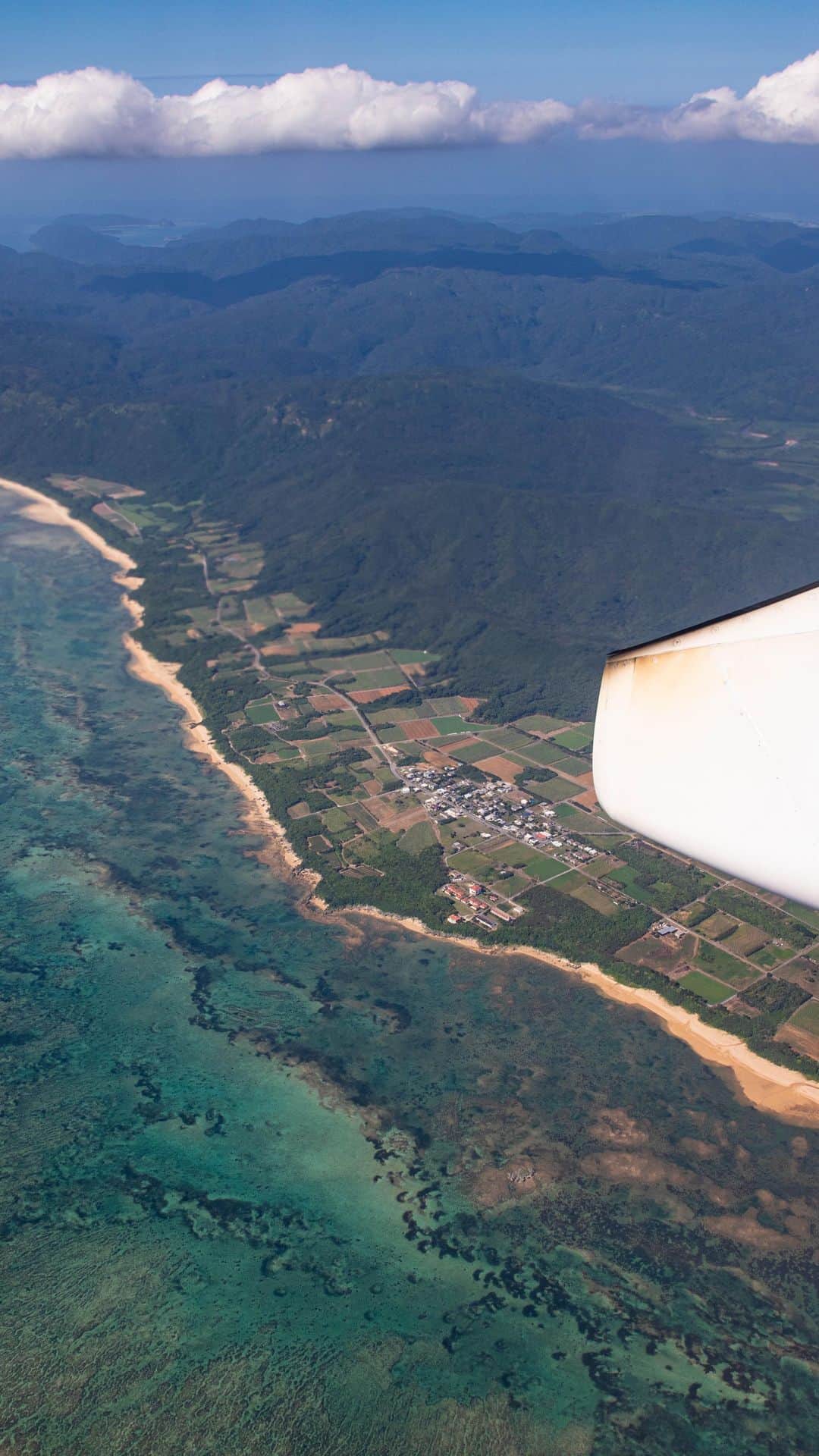 現地発信の旅行サイト「たびらい」のインスタグラム：「2020年12月13日（日）に世界自然遺産の普及啓発事業として、候補地である西表島の遊覧飛行が行われました。琉球大学の名誉教授である伊澤教授に機内にて上空から見た西表島のガイドを行なっていただき、雄大な自然を見学してきましたよ。陸から見るのとは違った景色をぜひ皆さんもお楽しみください。  #西表島 #世界自然遺産 #沖縄 #沖縄県 #okinawa #okinawa_love #八重山 #上空からの景色 #上空 #上空から #周遊飛行 #遊覧飛行 #自然遺産」