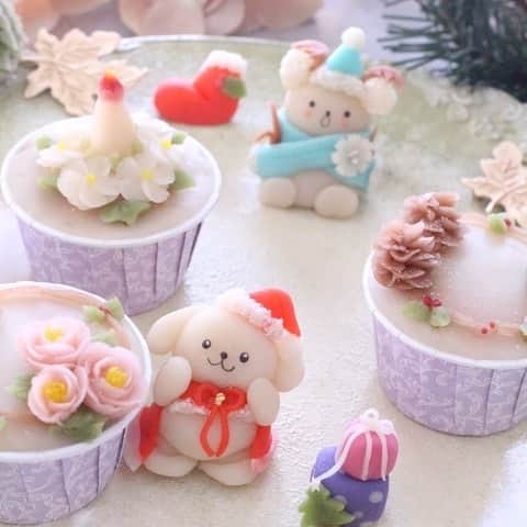 ダスキン ダス犬【公式】のインスタグラム：「【アートdeダス犬♪ハンドクラフト企画】 スイーツ作家の @asuka4181 さんに クリスマスのダス犬を表現してもらいました！ 赤い サンタのダス犬も、青いサンタのチビダス犬も クリスマスデコレーションのカップケー キも どれも可愛すぎて食べるのがもったいない...！  #あなたなら何から食べますか? #サンタさん #クリスマスツリー #雪 #カップケーキ  スイーツ監修 @asuka4181」