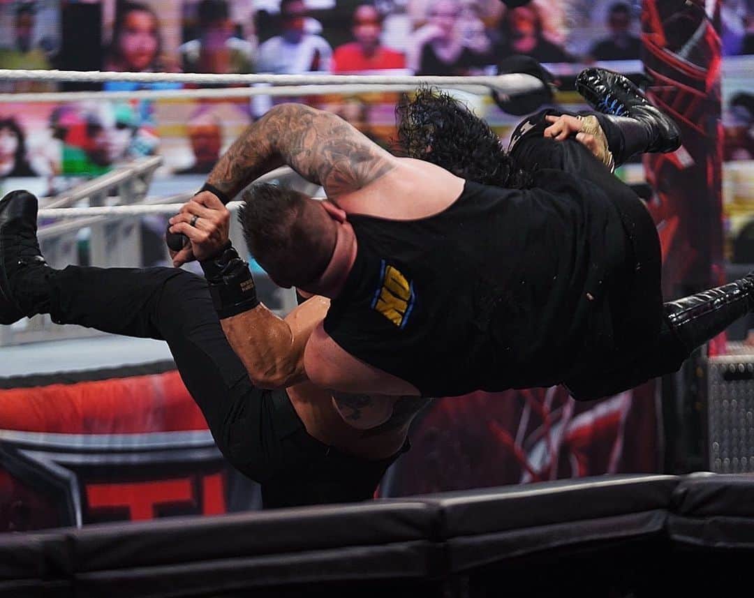 WWEさんのインスタグラム写真 - (WWEInstagram)「@romanreigns remains the Head of the Table after a brutal match with #KevinOwens! #WWETLC」12月21日 11時45分 - wwe