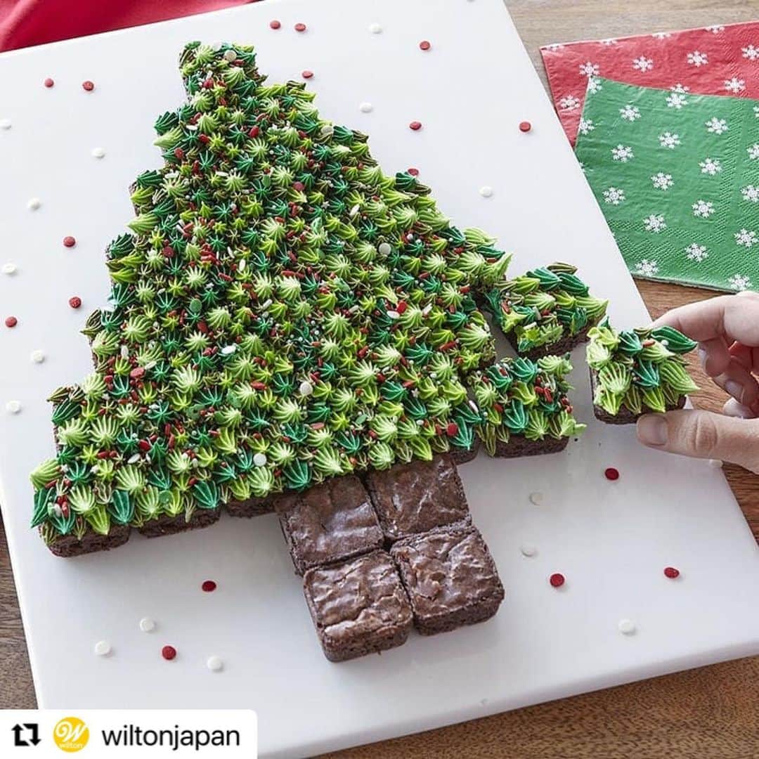 entre squareさんのインスタグラム写真 - (entre squareInstagram)「#Repost @wiltonjapan with @make_repost ・・・ こんなおもしろクリスマスケーキはいかがでしょう🎄 4cmに焼いたミニブラウニーをパズルのように組み立ててデコレーションすればツリーの形にも変幻自在✨🎄✨ * こちらは口金16,18,21,32番の星口金を４種類使用しランダムにデコレーションしています🎄 * ナイフで切らずに食べられるのもいいですよね🎅 おうちクリスマスにおすすめです🏠️⛄️🎅 * Wiltonブラウニーモールドは2105-4923で検索🔍️ @entresquare @entresquare_paypay  @entresquare.rakuten * #wilton #wiltonclass #cakes #brownies #christmastree #christmascakes #chocolatecake #cakedecoration  #icingcake #ウィルトン #ウィルトンクラス #ケーキ #クリスマスケーキ #クリスマスツリー #ツリーケーキ #アイシングケーキ #バタークリーム #ケーキデコレーション #ウィルトンアイシングカラー #おうち時間 #おうちクリスマス #手作りケーキ」12月21日 11時47分 - entresquare