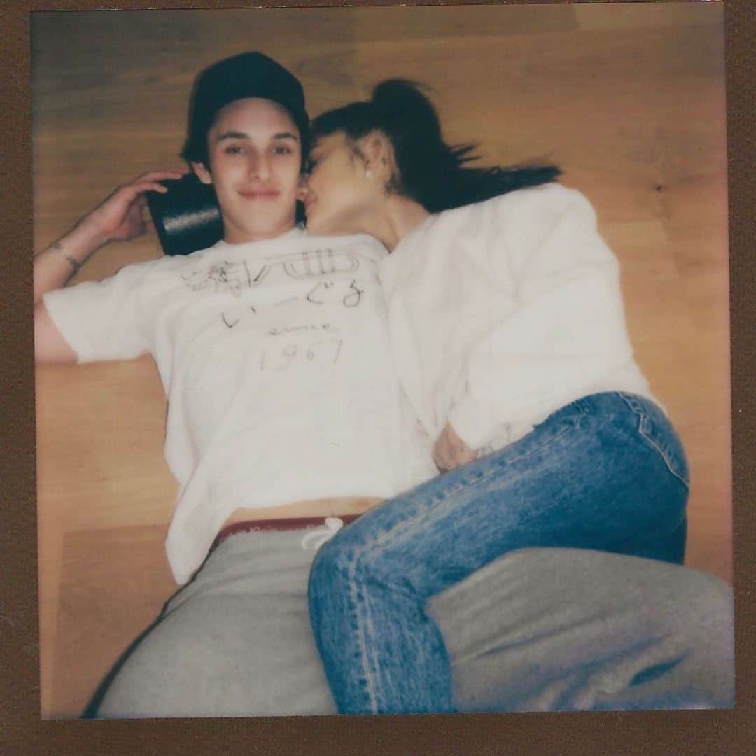 E! Onlineさんのインスタグラム写真 - (E! OnlineInstagram)「Ariana Grande is engaged to her ~boyfriend~ Dalton Gomez, and all the details on and their love story, plus 7 facts about her future hubby, are at the link in our bio. (📷: Instagram)」12月21日 12時00分 - enews