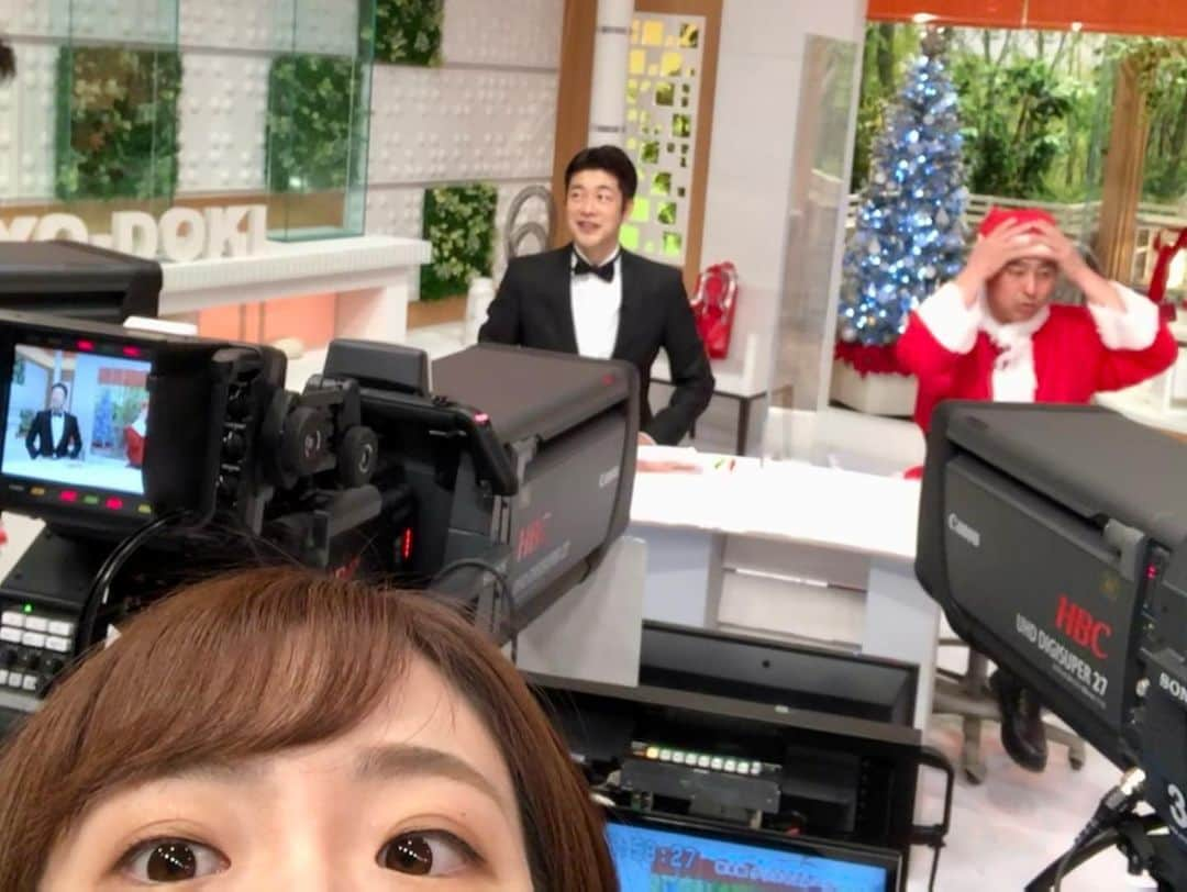 世永聖奈さんのインスタグラム写真 - (世永聖奈Instagram)「🎄🎶⚾️﻿ ﻿ 岩本勉さんの『クリスマストークライブ』に﻿ 私もちょいと出演させて頂きました！﻿ サーーーーーープラーーーーイズッ！﻿ ﻿ 岩本さんのギターに﻿ 渕上師匠の生歌と世永の舞（笑）で﻿ 「香水 ガンセカver.」をお送りしました😆﻿ ﻿ 練習のときからずっと聞いていた渕上師匠の﻿ 「ガッバーナァァァ⤴︎」の高音が頭から離れません😂﻿ 私の脳内では香水のイントロが流れると 渕人の声が聞こえてくるという現象が起きています…。﻿ ﻿ そして、岩本さんのトークに歌にギター、﻿ やっぱりすんばらしかったです👏﻿ 3時間ずっと心を満たしてもらいました！﻿ ﻿ 見られなかったという方、 「もんすけTVストア」にて アーカイブ配信がありますのでぜひ検索してください☺️﻿ ﻿ 楽しい時間を共有させて頂きありがとうございました！﻿ ﻿ ﻿ #岩本勉 さん #クリスマス #トークライブ﻿ #生歌 #ギター #生着替え #油性ペンメイク﻿ #放送コードギリギリ #いやアウト﻿ #建山義紀 さん #コメント #冷静なつっこみ﻿ ﻿ #HBC #北海道放送 #アナウンサー﻿ #渕上紘行 #瑛人 #香水 #横揺れ #ドルガバ﻿ #世永聖奈 #横顔担当 #踊り #セナスタグラム﻿ #もんすけTV #生配信﻿ ﻿ #presentedby #フルーツケーキファクトリー﻿ #ケーキ #ごちそうさまでした﻿」12月21日 11時56分 - hbc_yonagasena